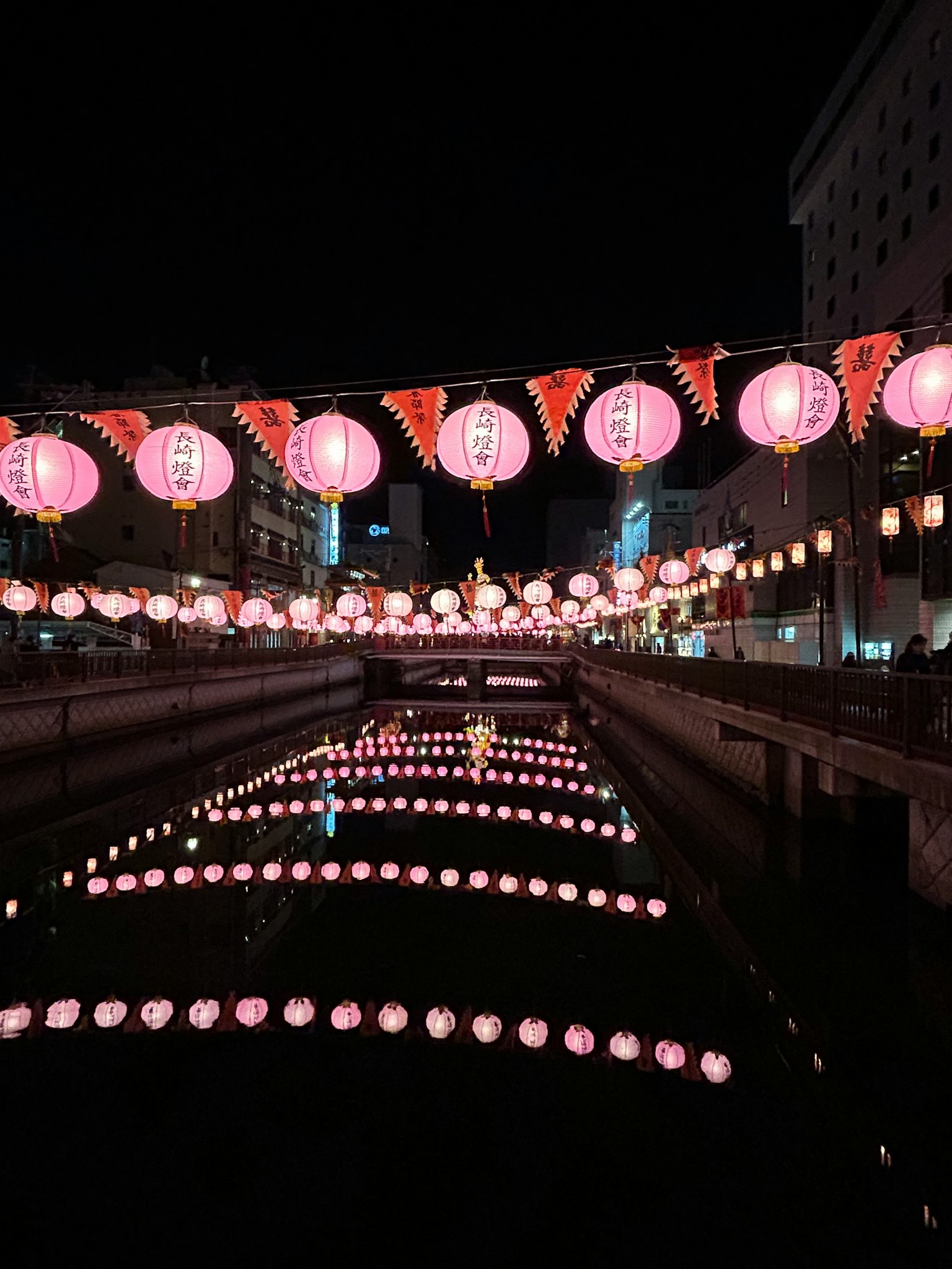 夜晚河面上漂浮着红色灯笼的美丽景象
