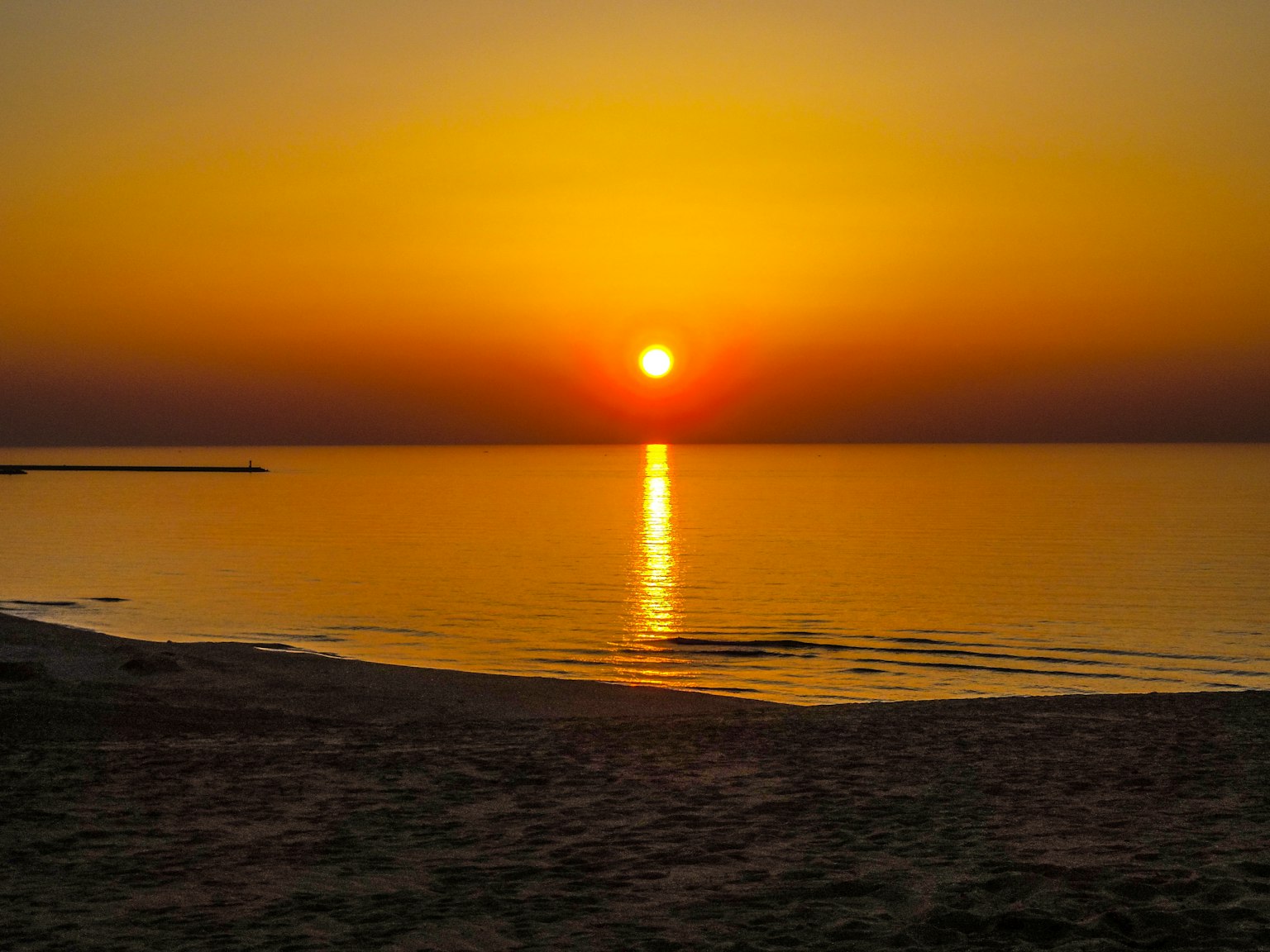 Paysage magnifique du soleil se couchant sur la mer