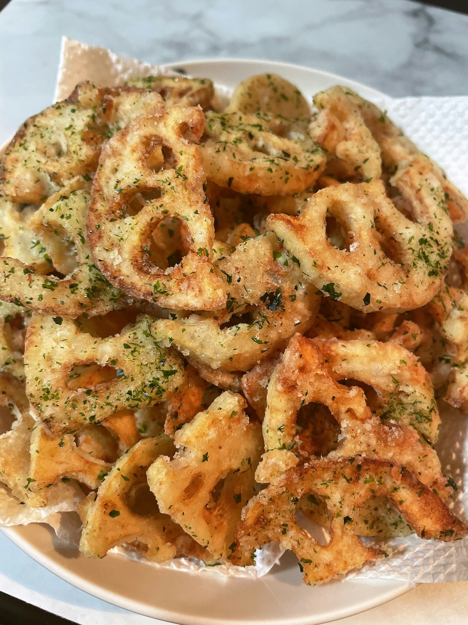 Piring camilan akar teratai goreng renyah
