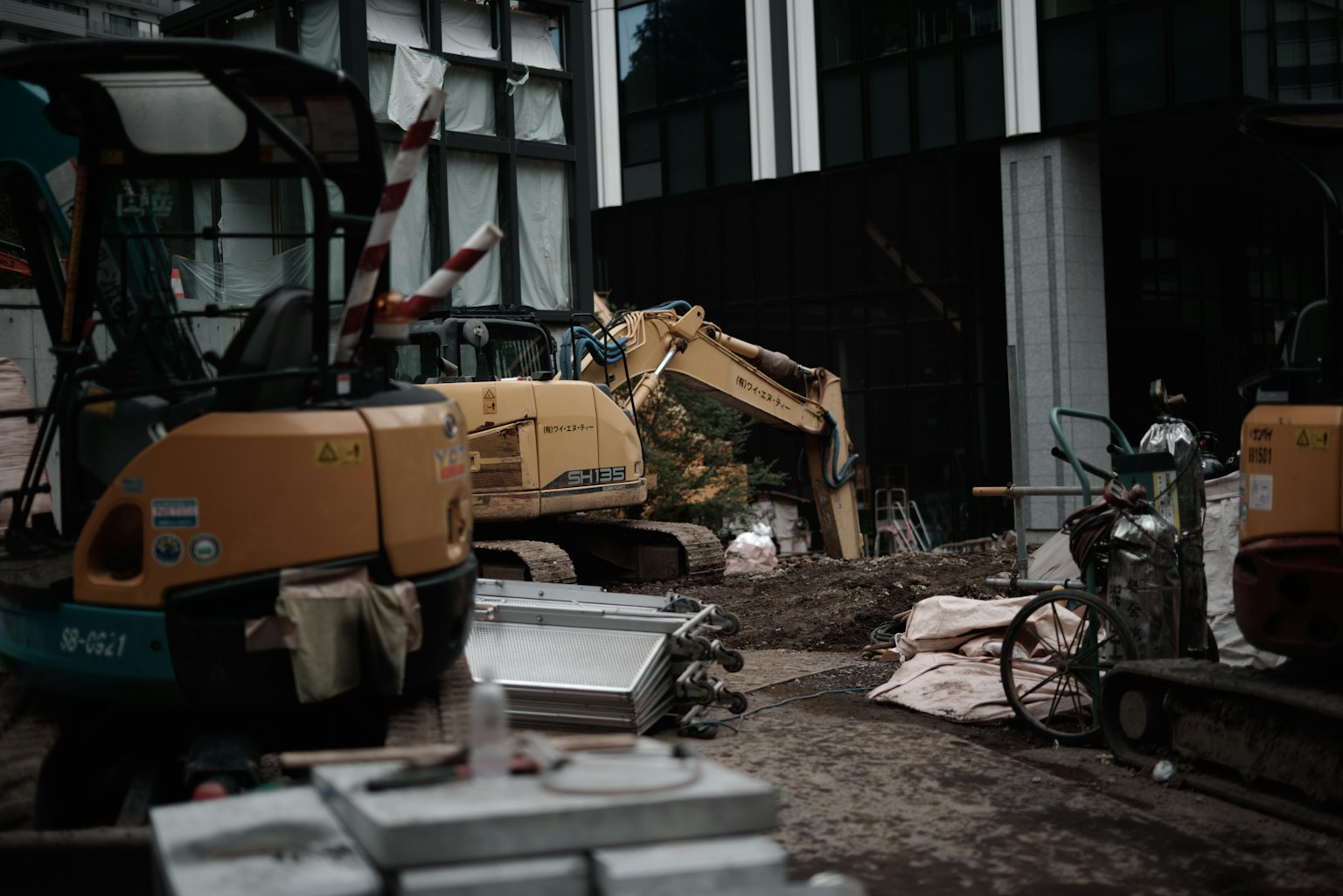 建築工地上重型機械和散落的材料