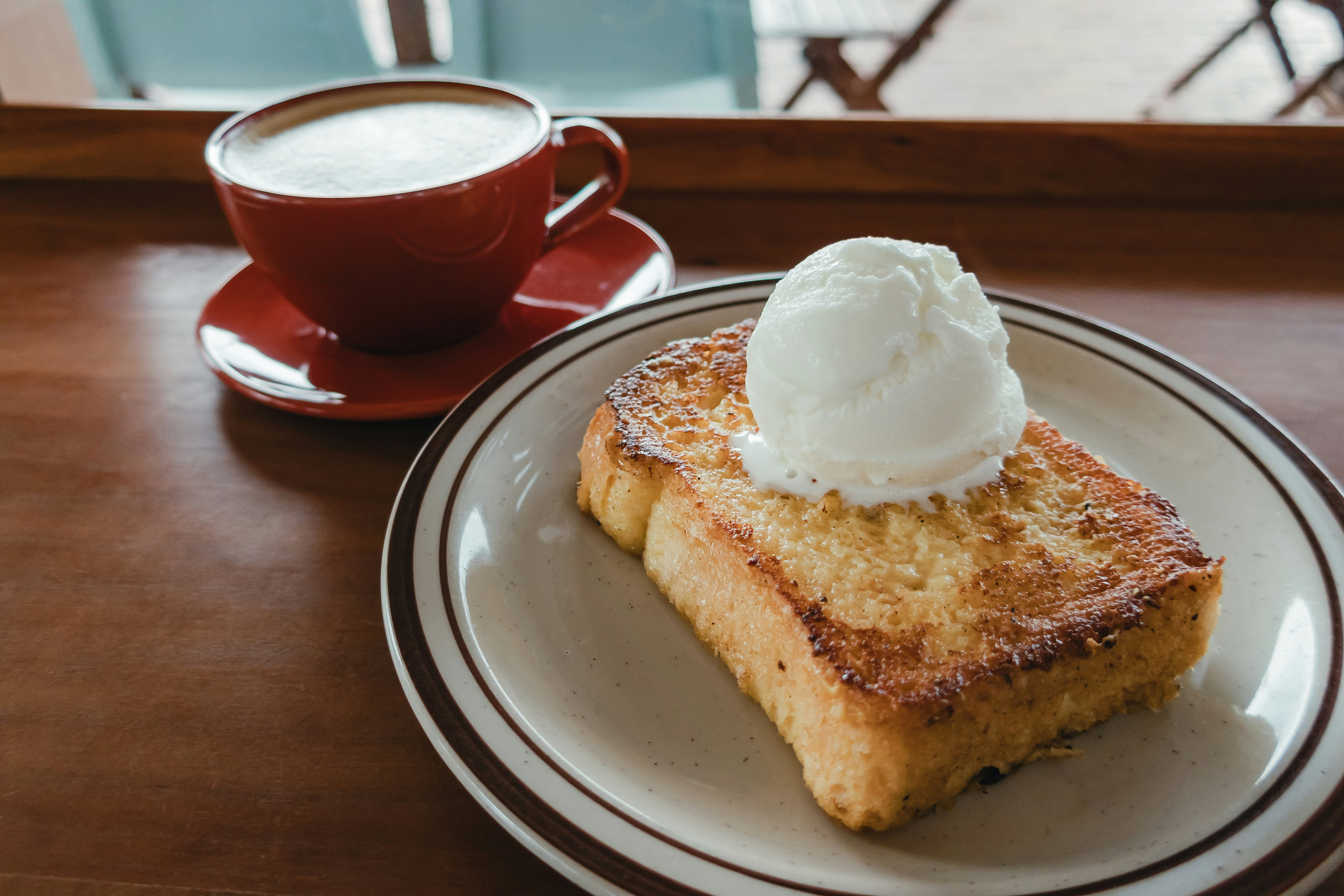 カフェのフレンチトーストとカフェラテ
