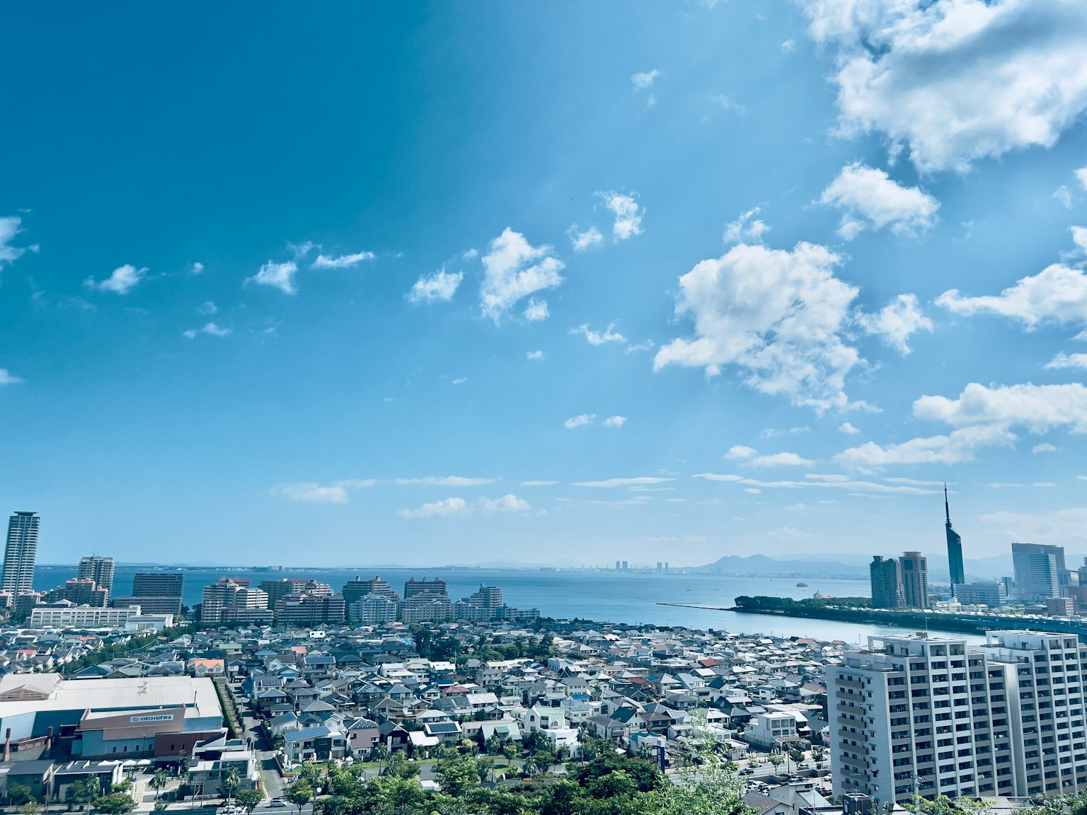 Panorama della città e vista sul mare sotto un cielo blu