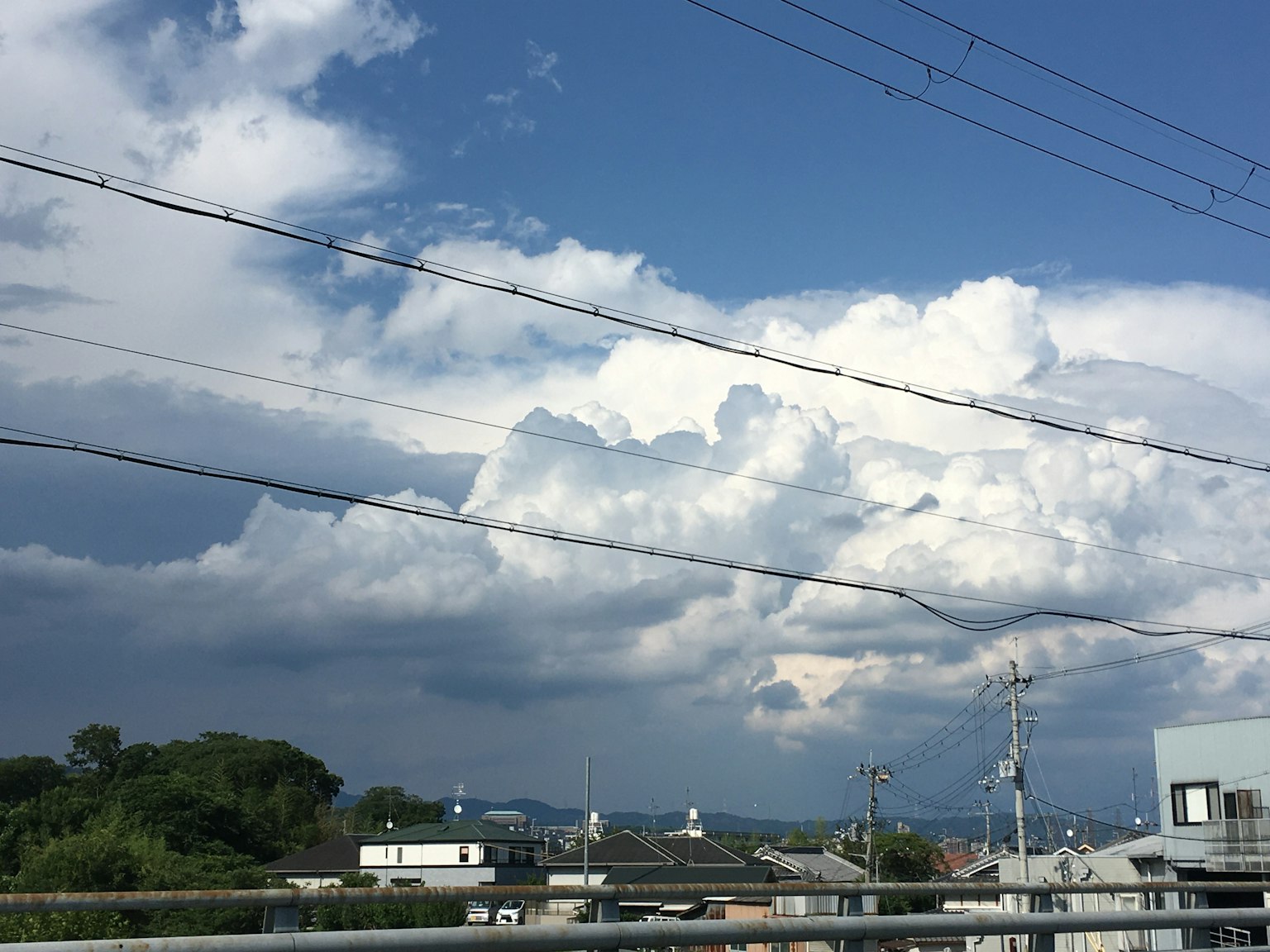 Vue pittoresque de nuages blancs dans un ciel bleu au-dessus d'une zone résidentielle