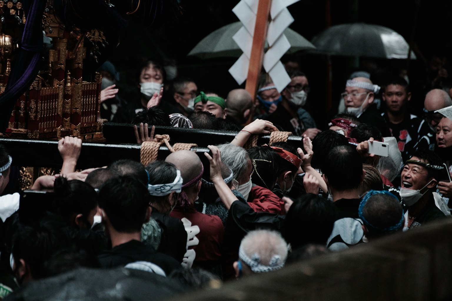 Đám đông người đang mang mikoshi trong một lễ hội