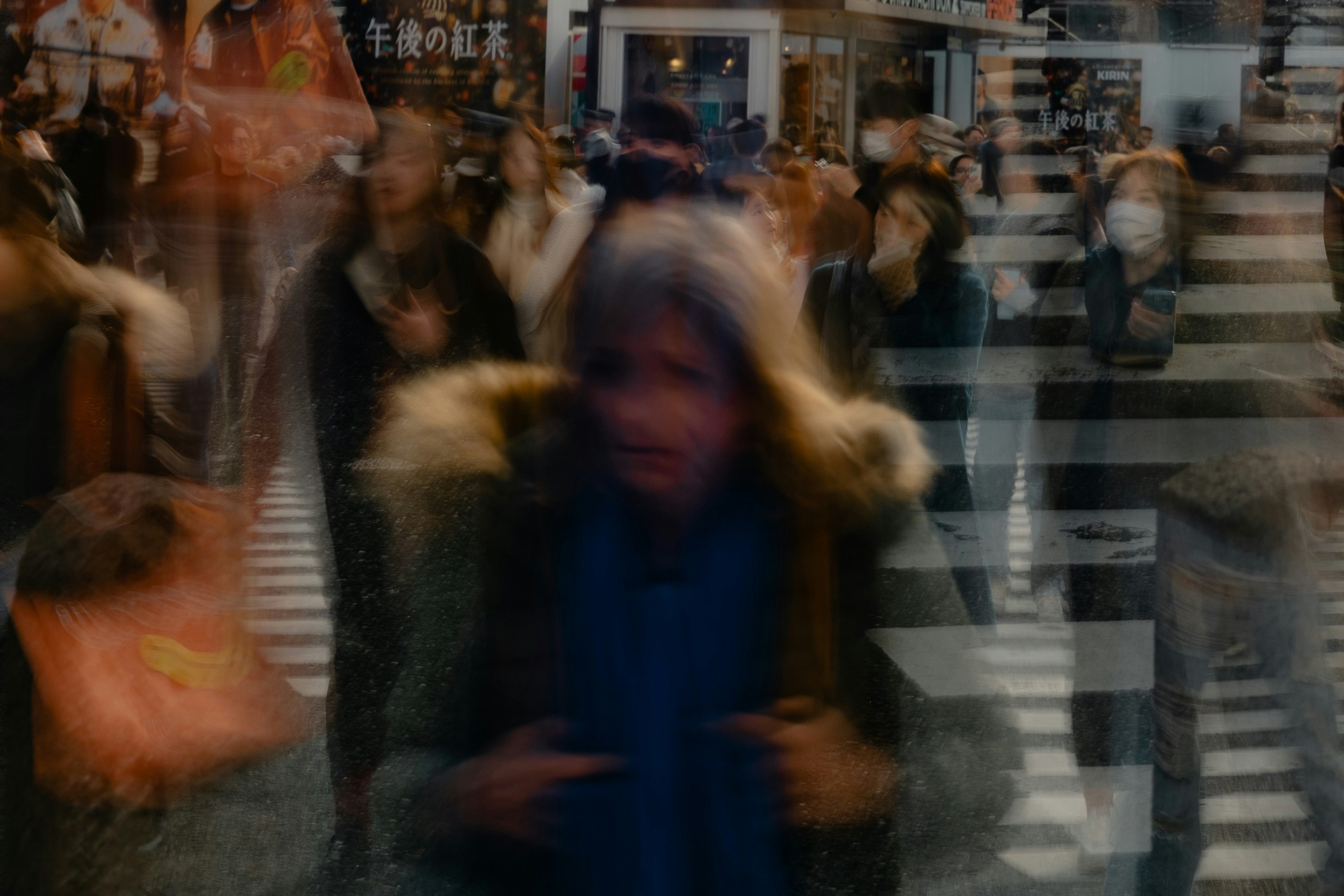 人混みのある交差点で動く人々のブレたストリートスナップ