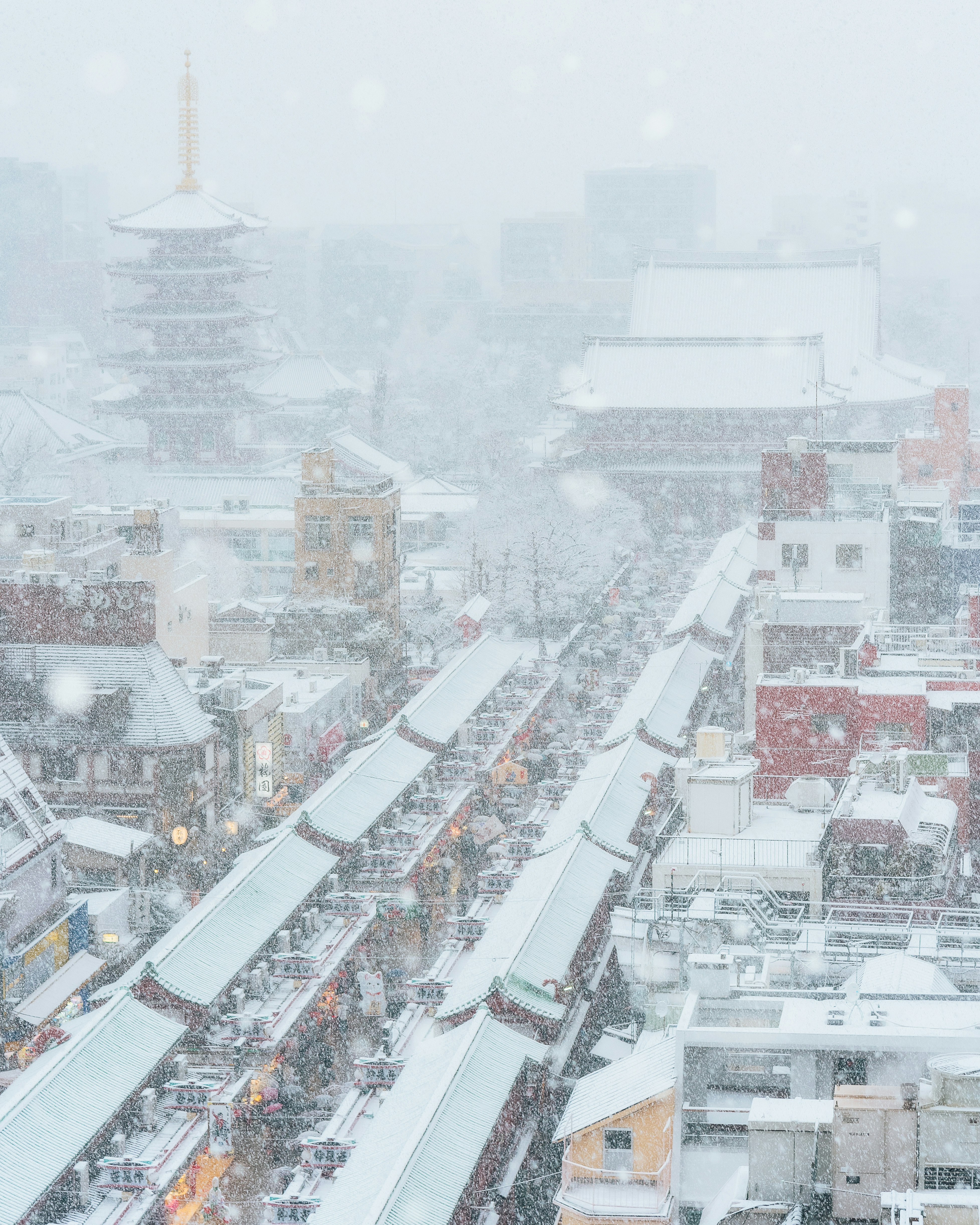 雪の降る浅草の街並み