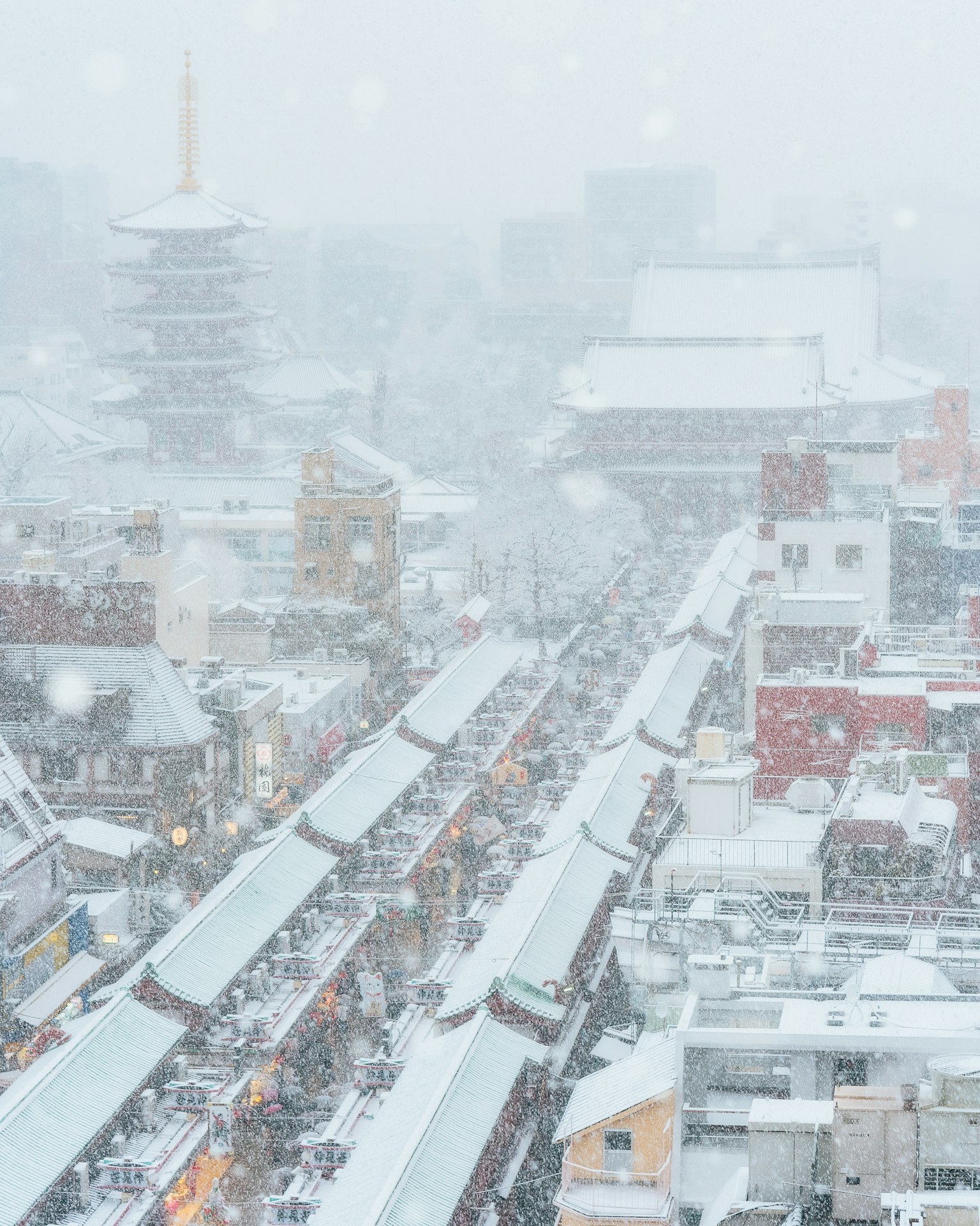 Jalan bersalju di Tokyo dengan pagoda di latar belakang