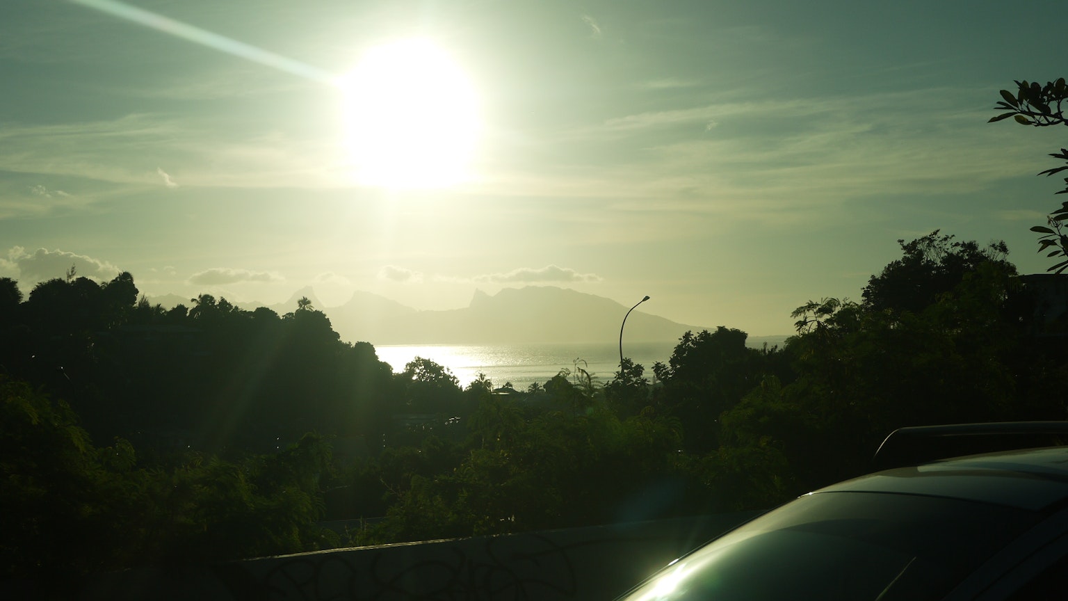 Soleil brillant illuminant un paysage pittoresque avec océan et montagnes