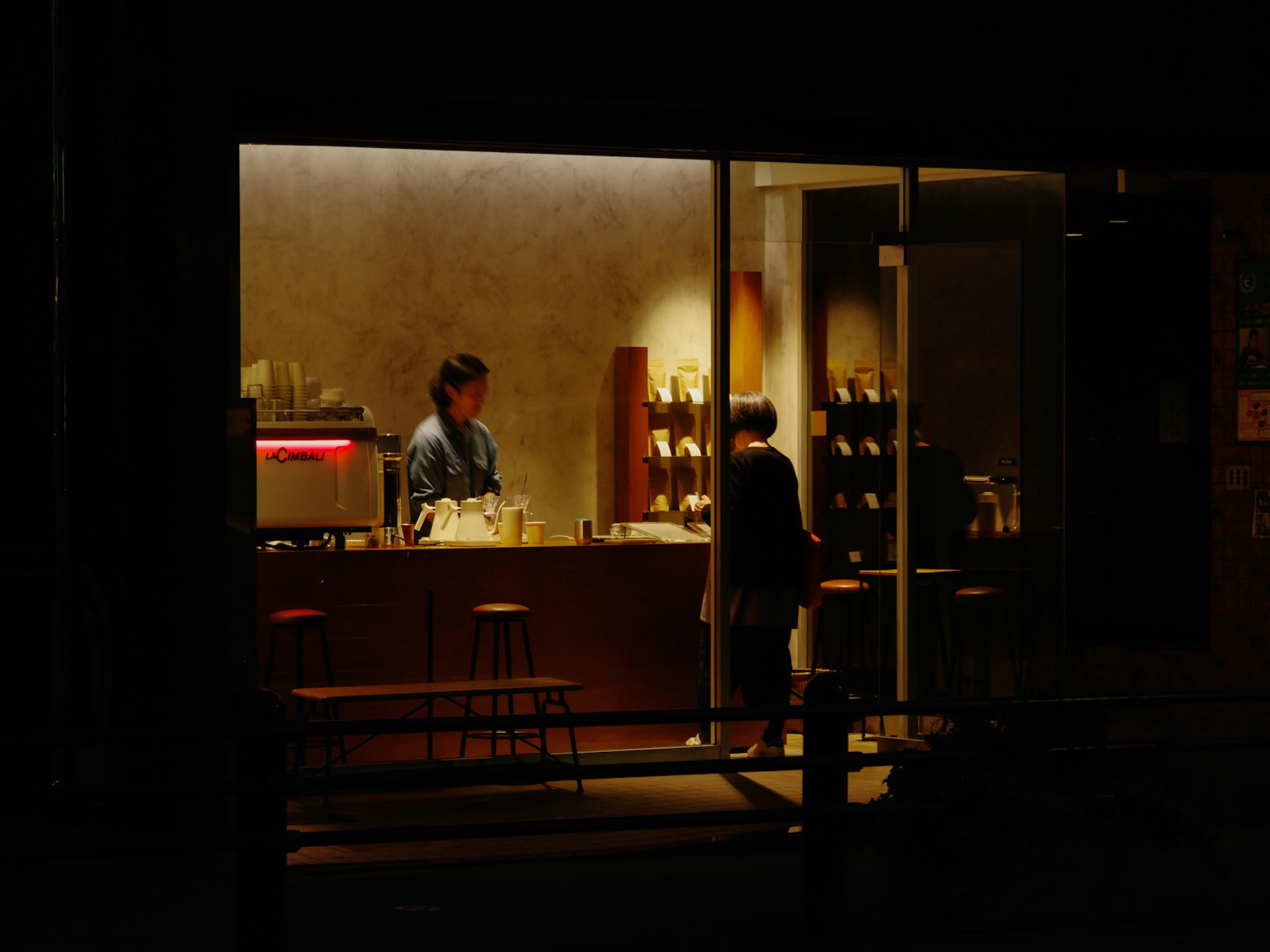 À l'intérieur d'un café la nuit avec le personnel préparant des boissons