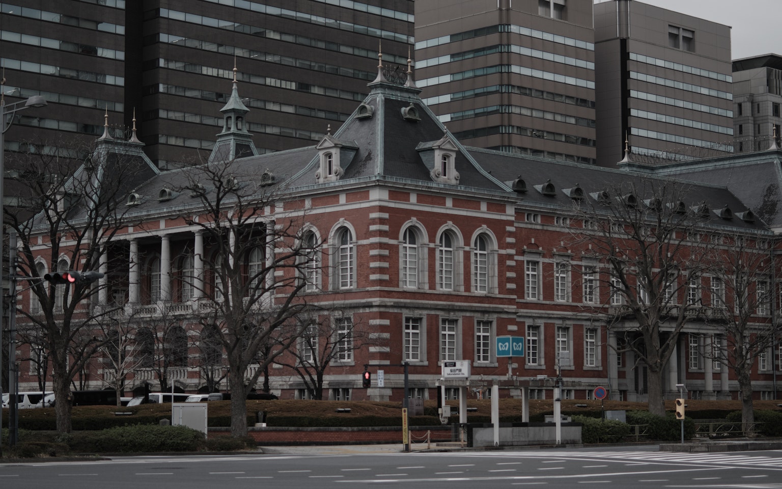 Tòa nhà lịch sử của ga Tokyo trước những tòa nhà chọc trời hiện đại