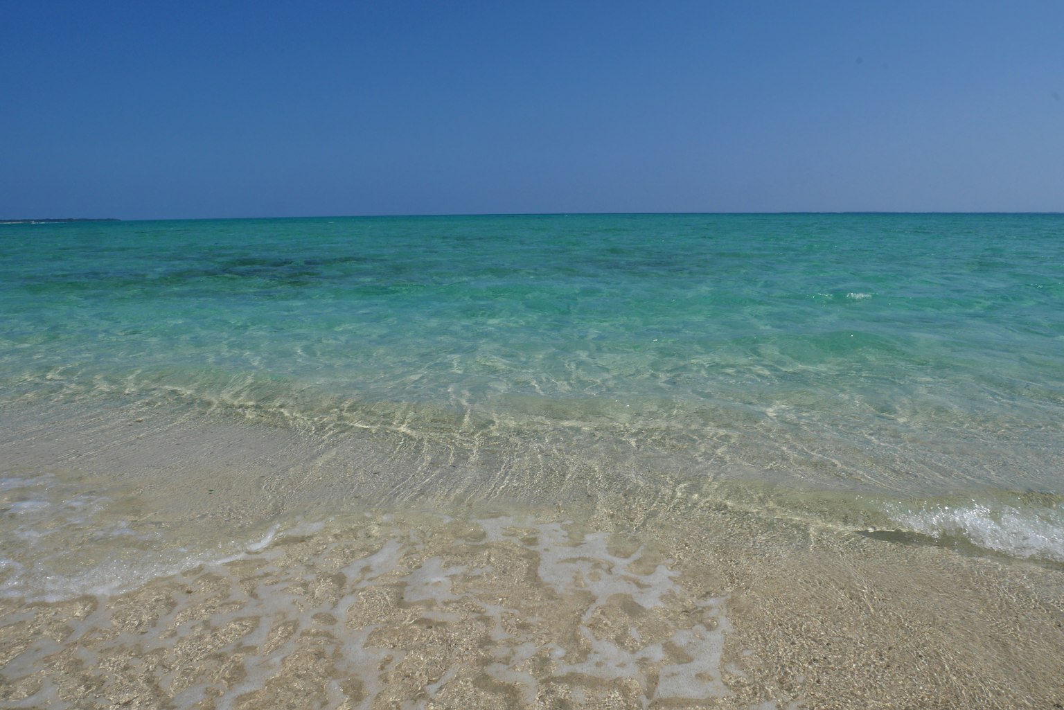 美丽的蓝色海洋和白色沙滩风景