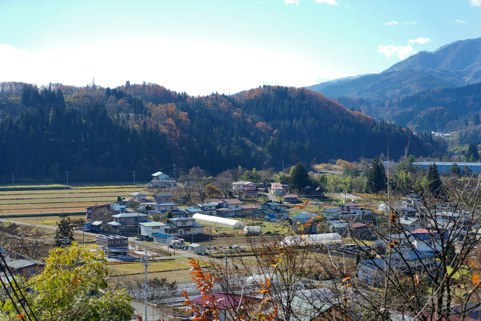 寧靜的鄉村風景，山脈和村莊在美麗的秋季環境中