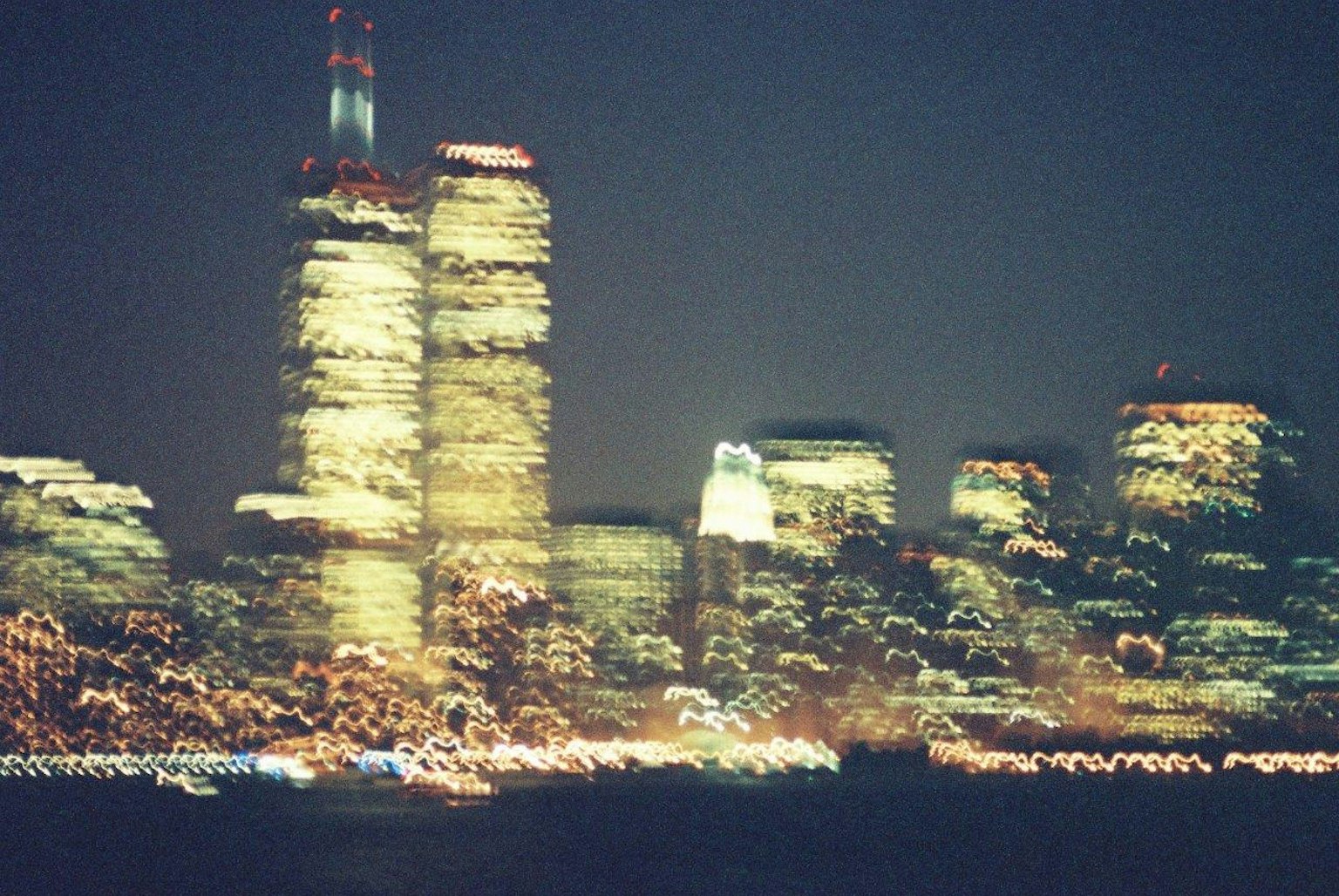 Vue floue de New York la nuit avec des lumières et des bâtiments