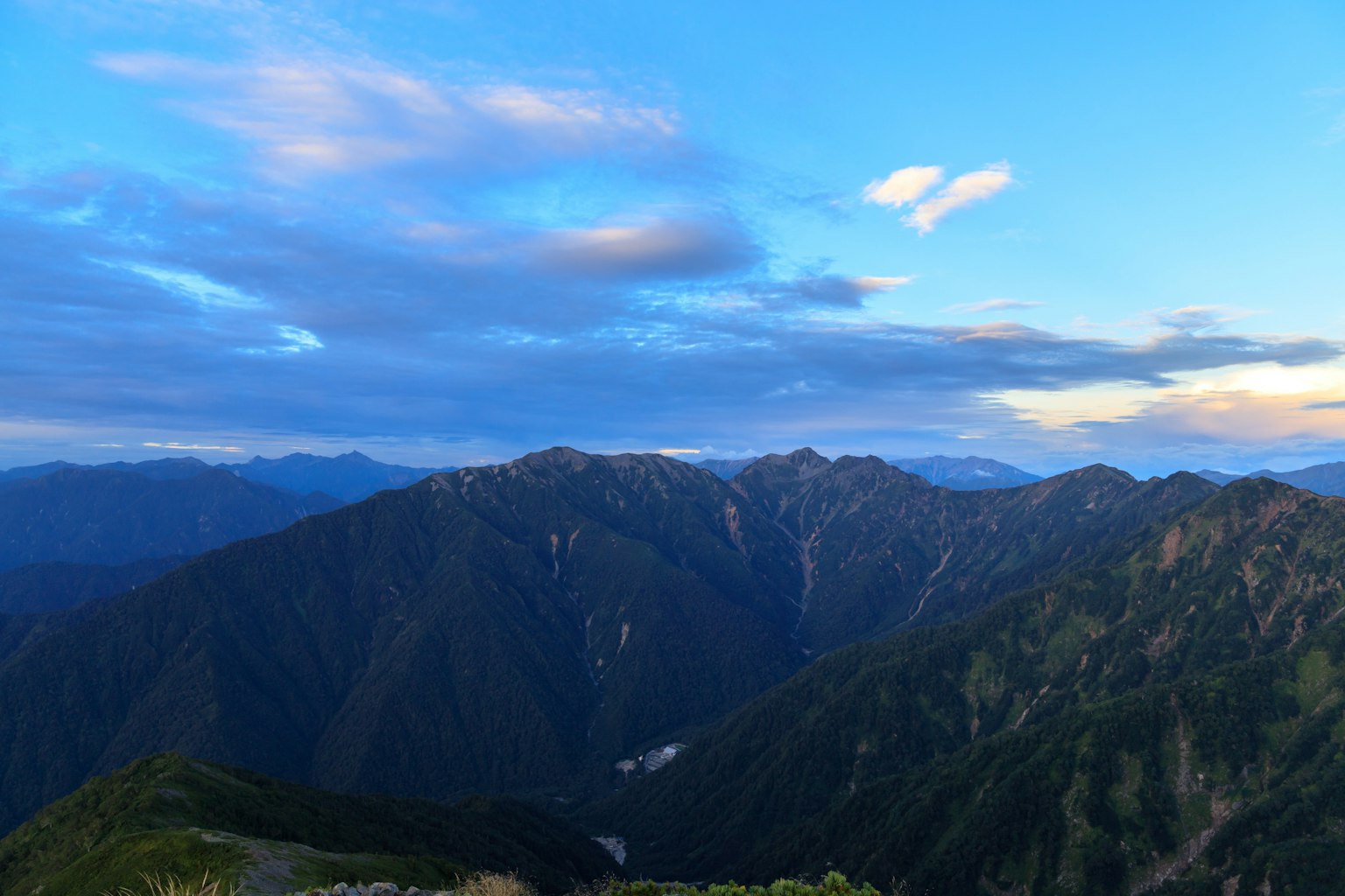 Panorama di montagne sotto un cielo blu