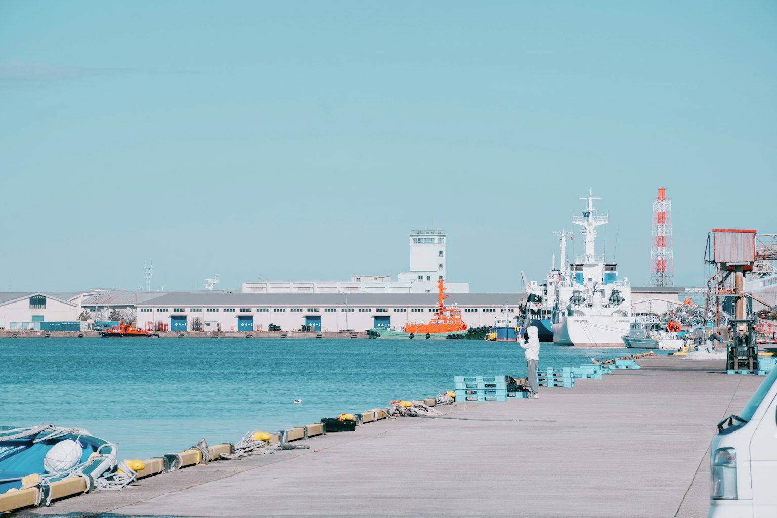 海岸景觀，藍色海洋和港口，船隻和起重機
