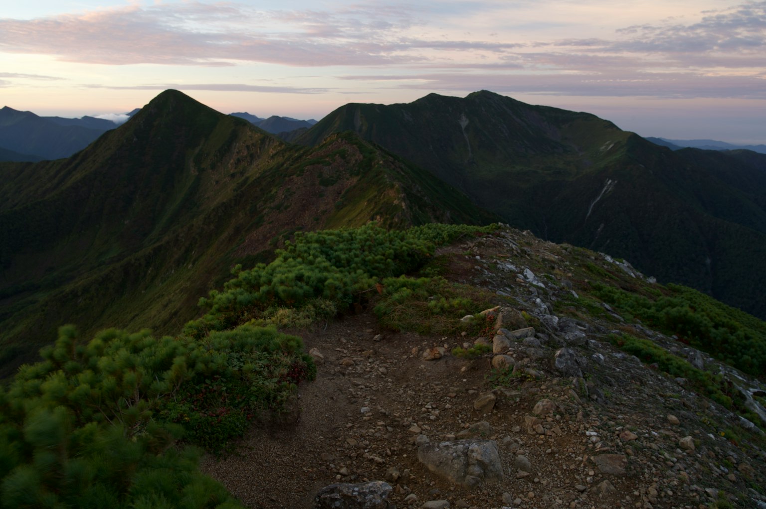 Bellissimo paesaggio con creste montane e cielo al tramonto