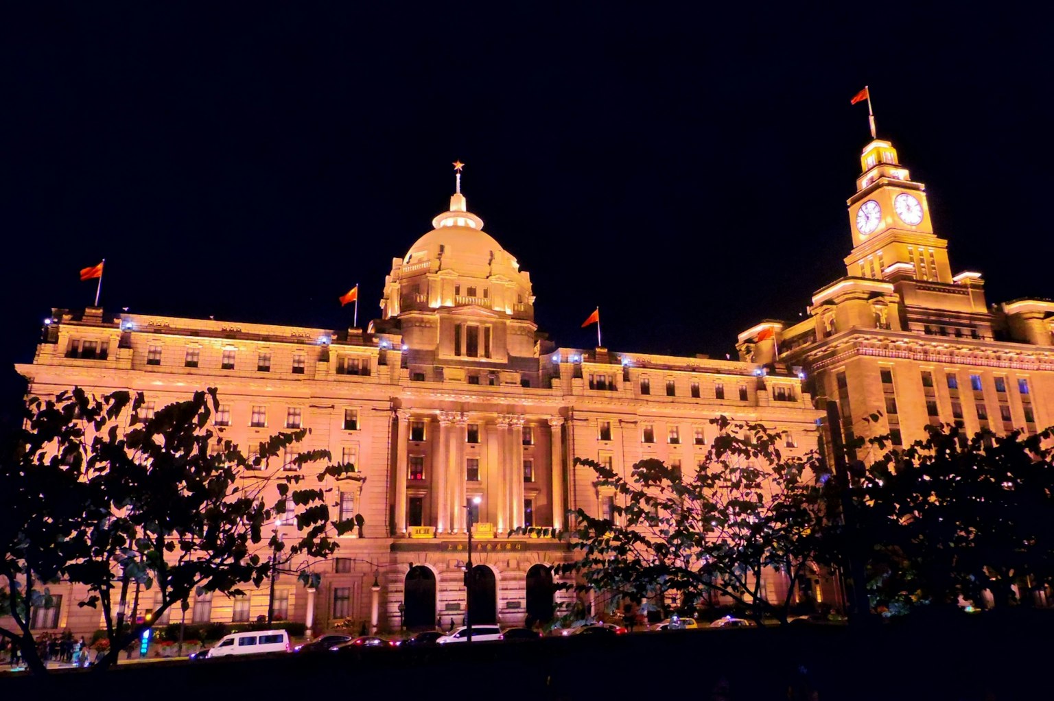Edifici storici sul Bund a Shanghai illuminati di notte