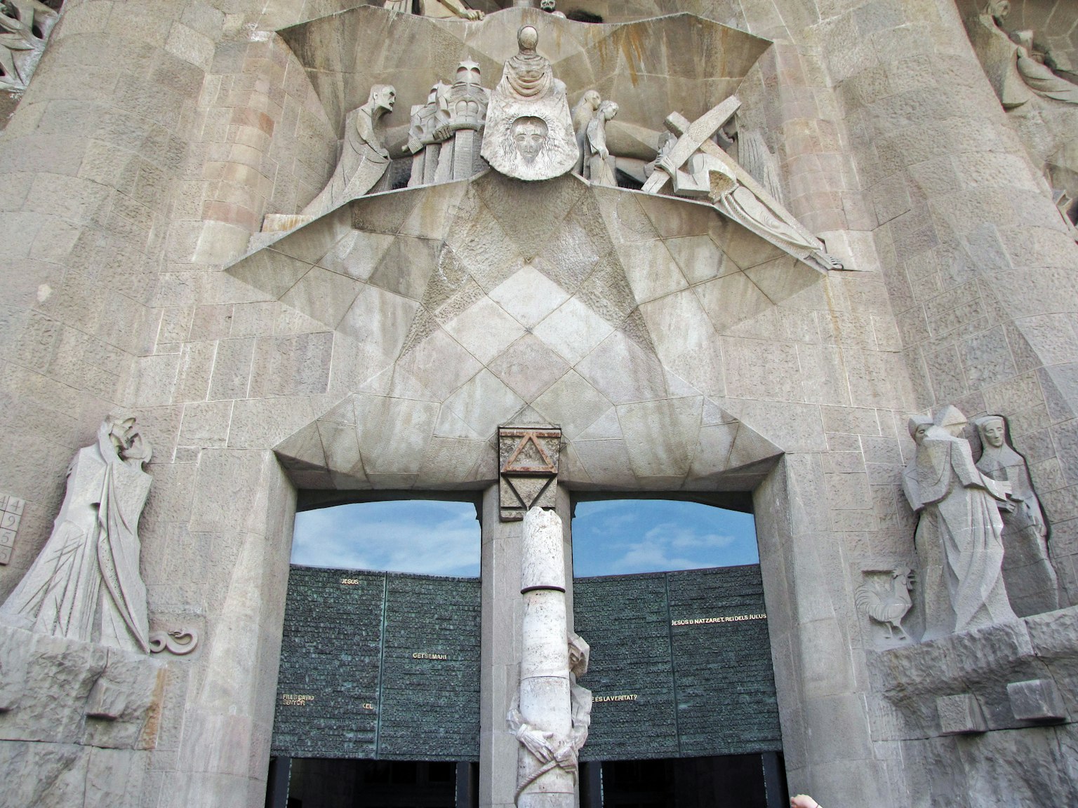 Détails des sculptures et des symboles sur la façade de la Sagrada Familia