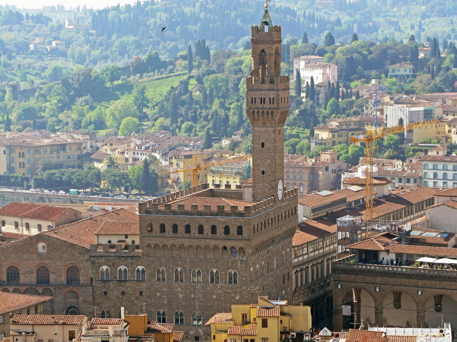 Pemandangan menara Palazzo Vecchio di Florence dengan perbukitan sekitar