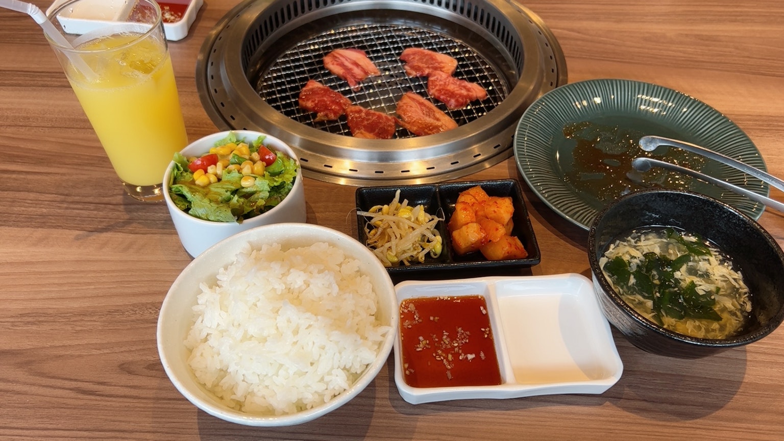 Meja dengan daging BBQ nasi salad dan sup