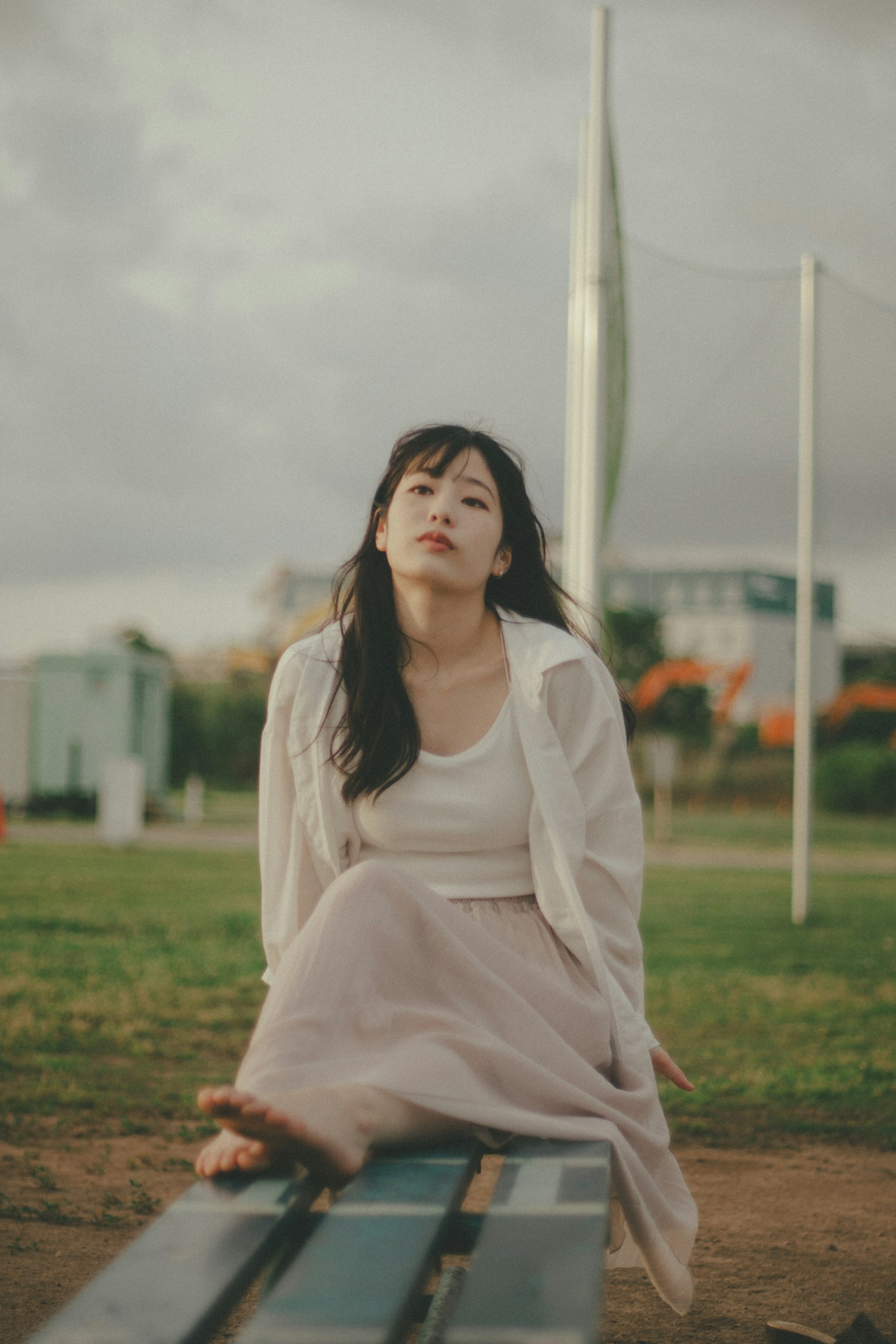 公园长椅上坐着的女性肖像