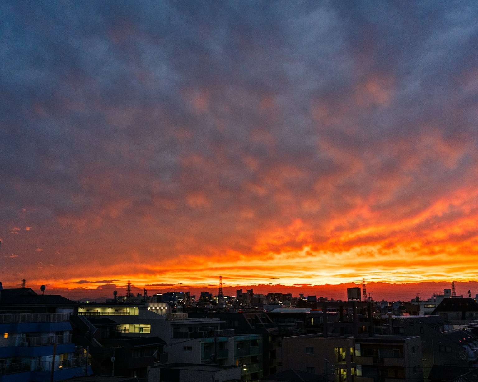 Bầu trời hoàng hôn tuyệt đẹp trên đường chân trời thành phố với màu sắc rực rỡ