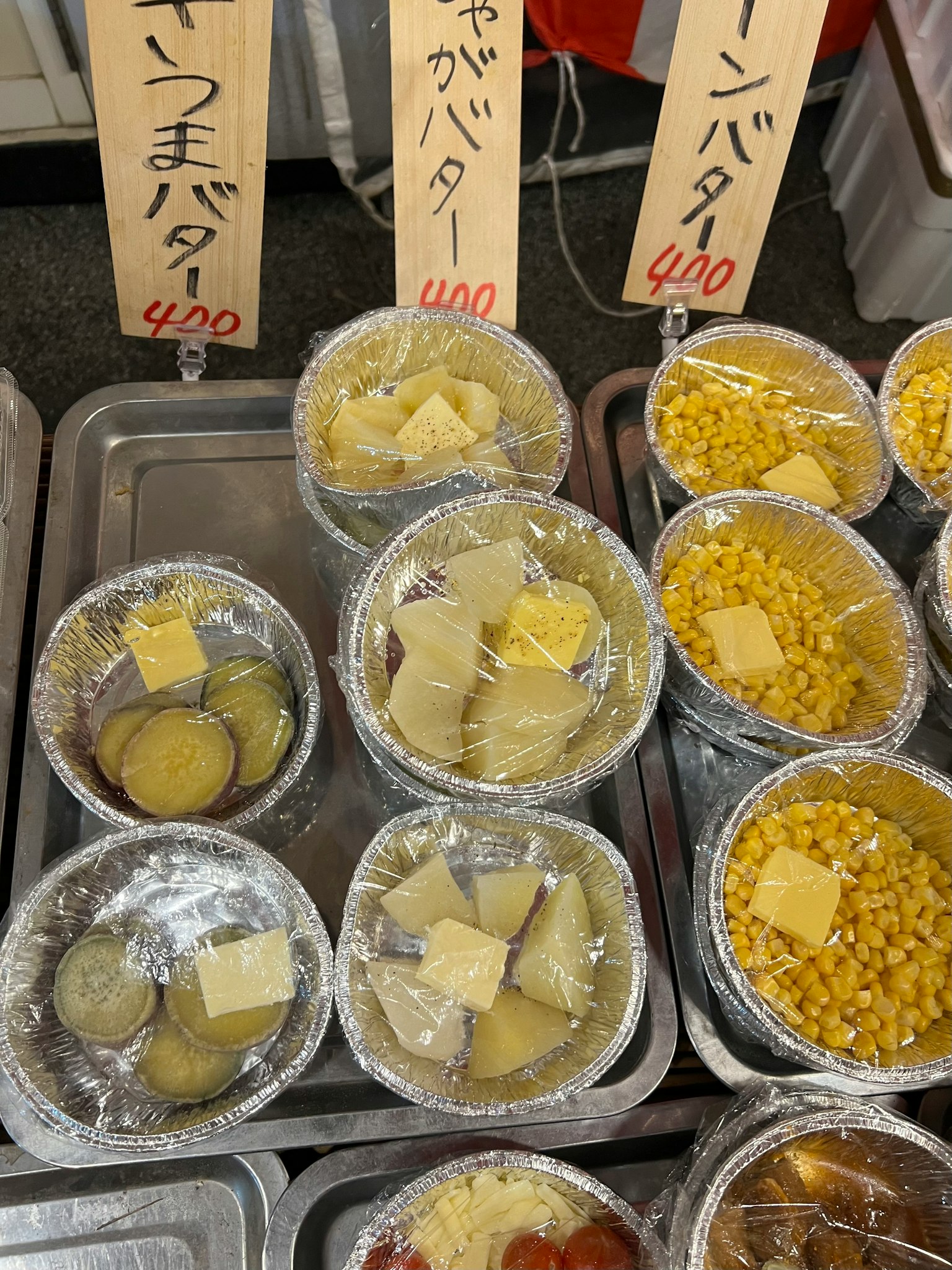 Verschiedene Butterbehälter auf einem Markt ausgestellt