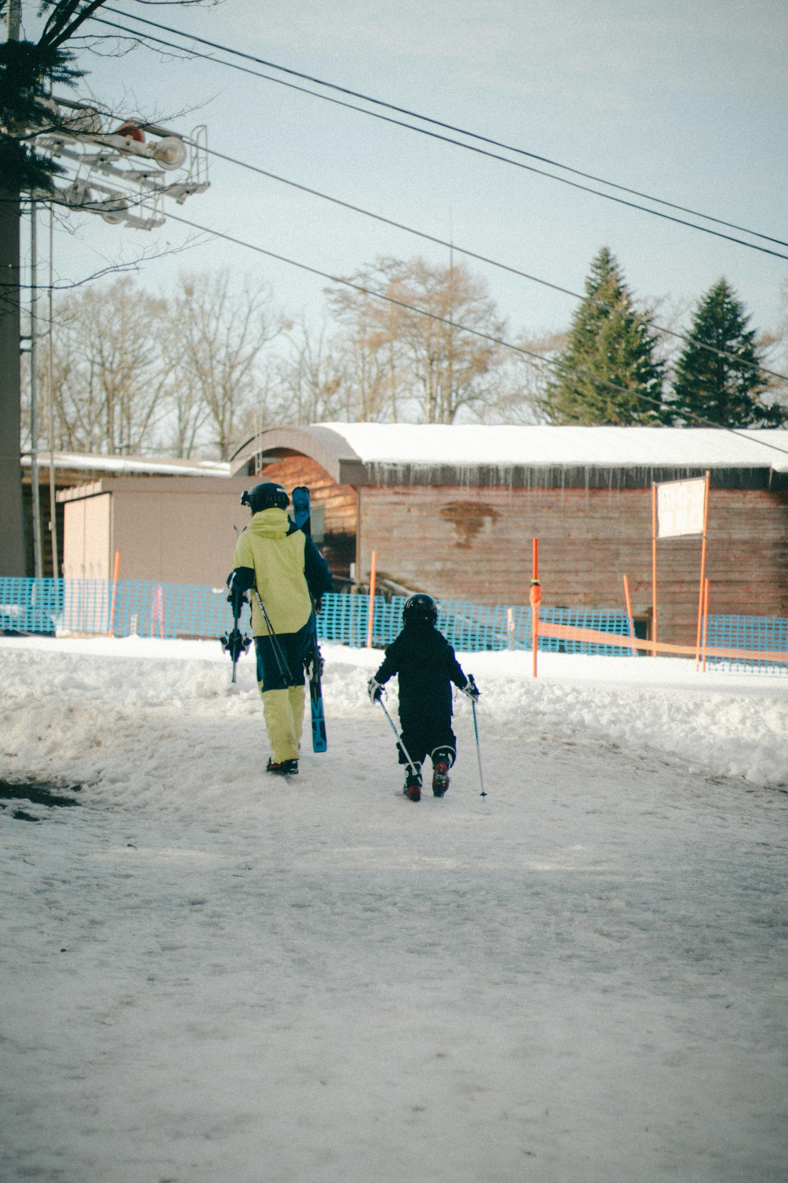 Adulto e bambino che camminano nella neve