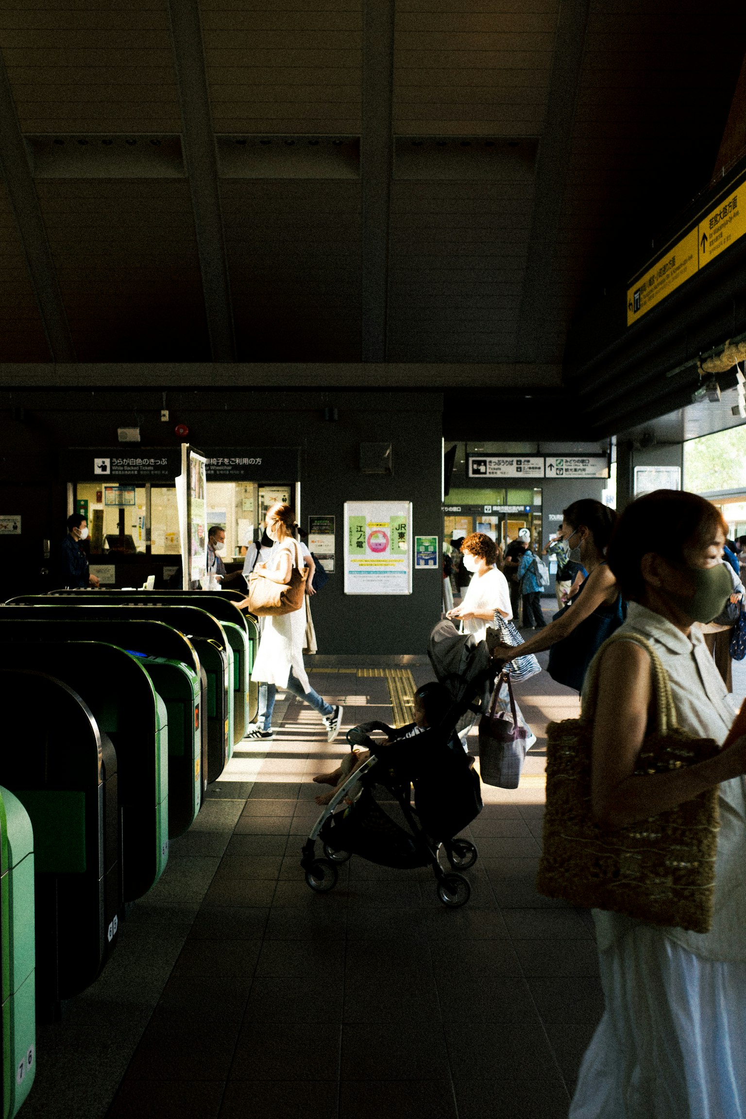 Scene of people near the ticket gate in a station