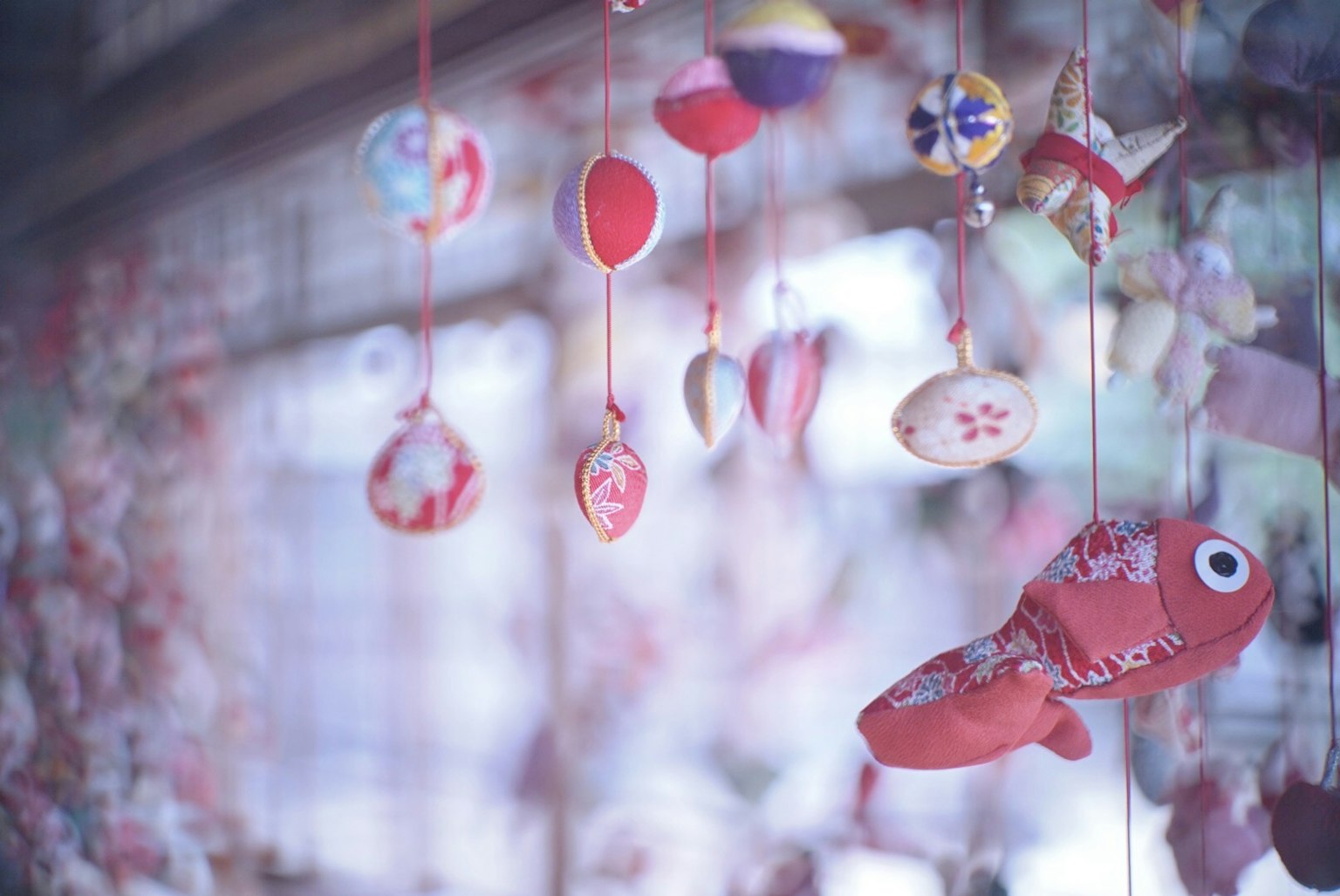 Décorations suspendues avec un poisson rouge et divers ornements colorés