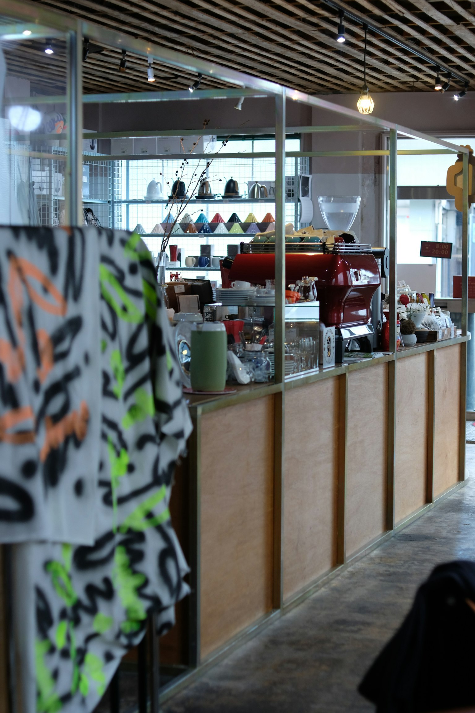 Comptoir de café avec tissu coloré et décor moderne