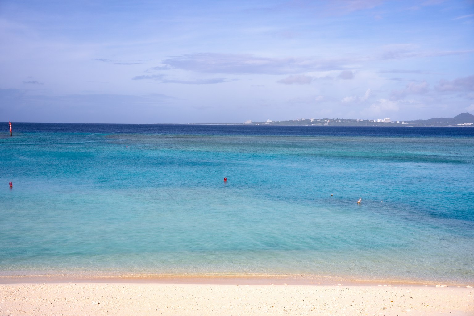 Pantai indah dengan lautan biru dan pasir putih