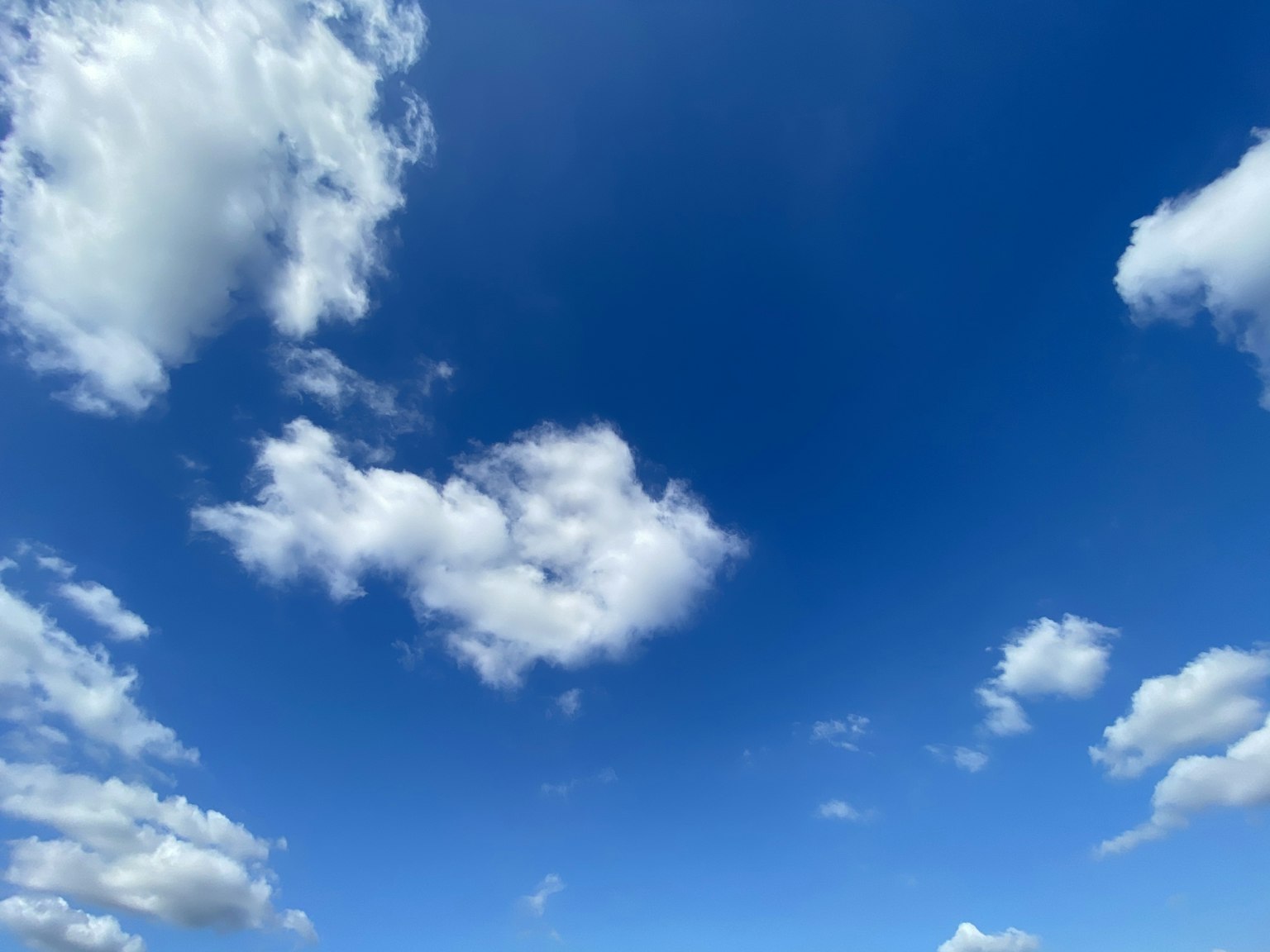 Cielo azul claro con nubes blancas esponjosas