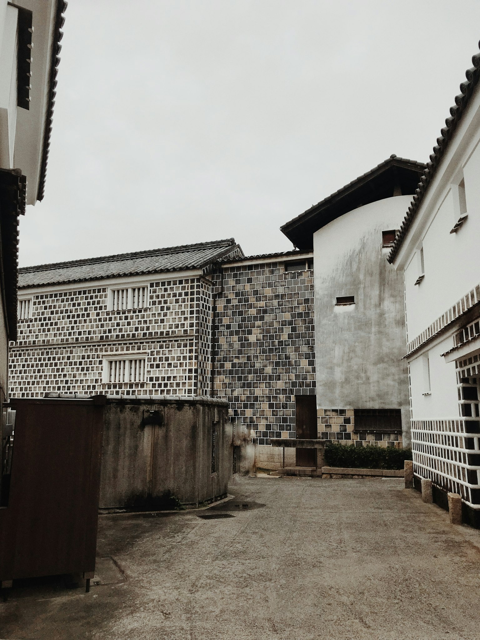 灰色天空下的獨特建築景觀 具有垂直窗戶和現代建築設計