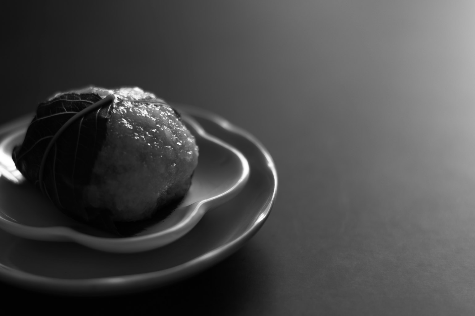 Nature morte d'un fruit sur une assiette en noir et blanc