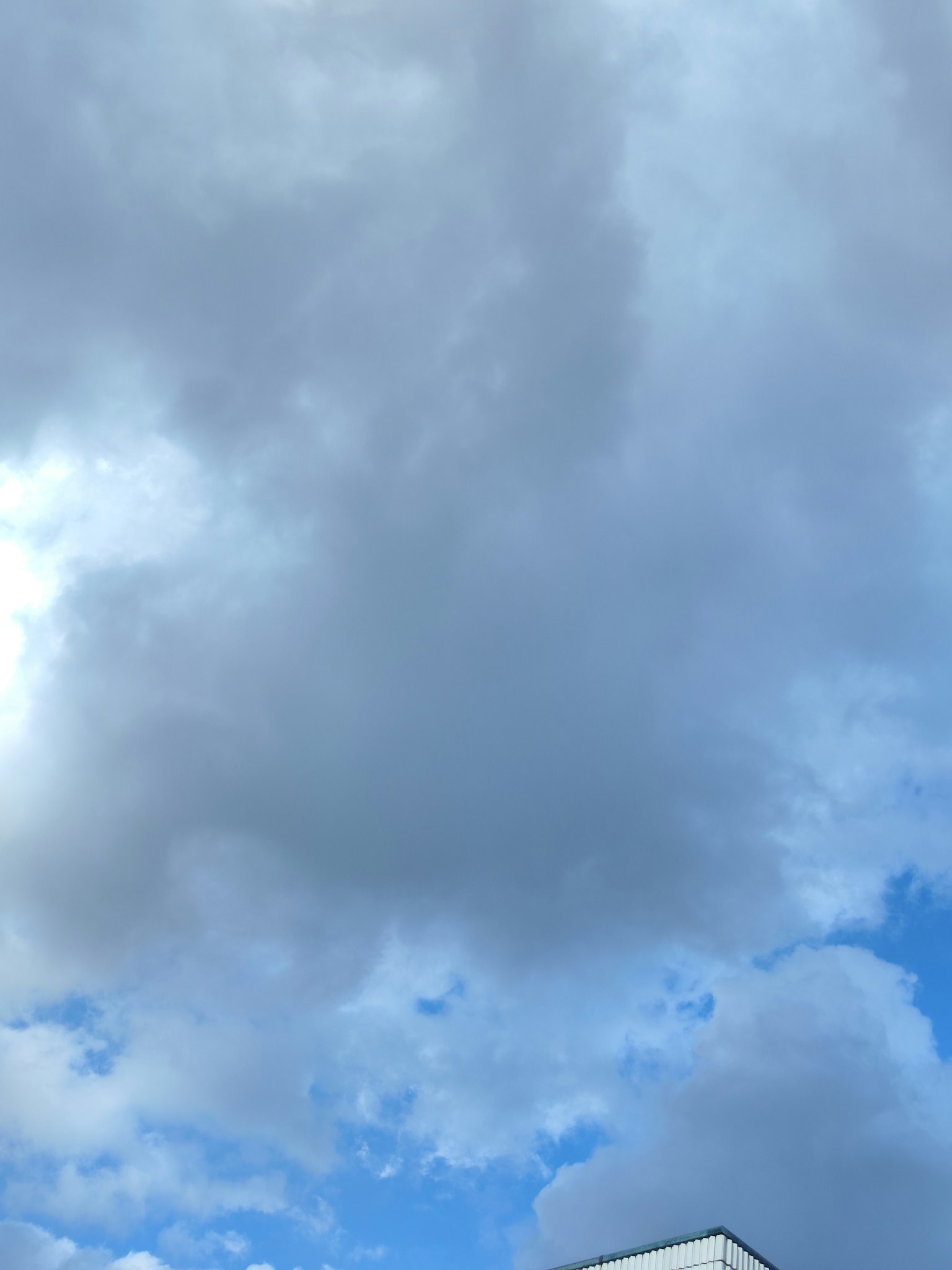 Ciel avec des nuages contrastants et un fond bleu