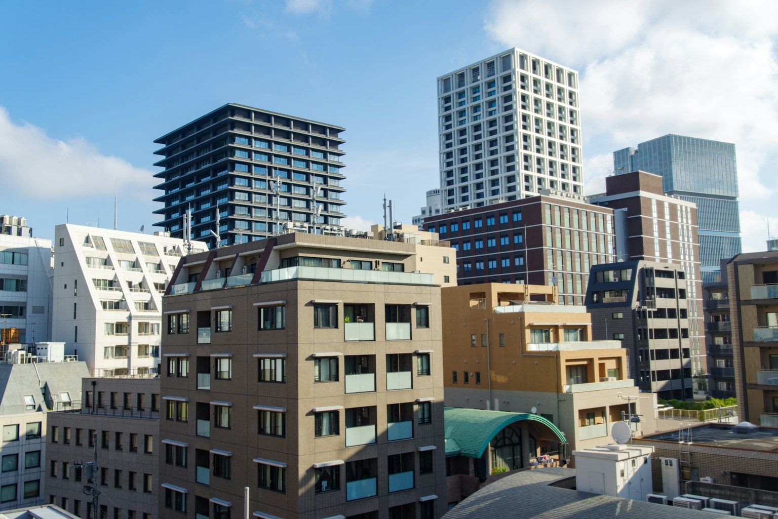 Stadtansicht mit modernen Gebäuden unter einem blauen Himmel mit Wolken