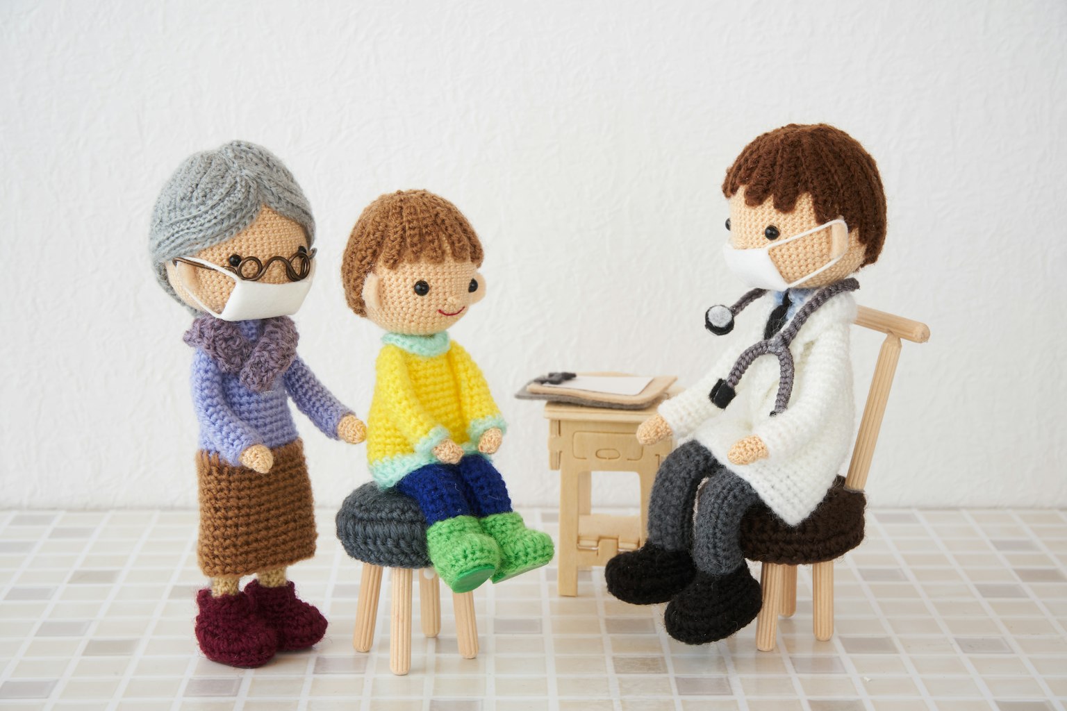 Búp bê đan của bác sĩ, trẻ em và bà ngoại trong bối cảnh y tế
