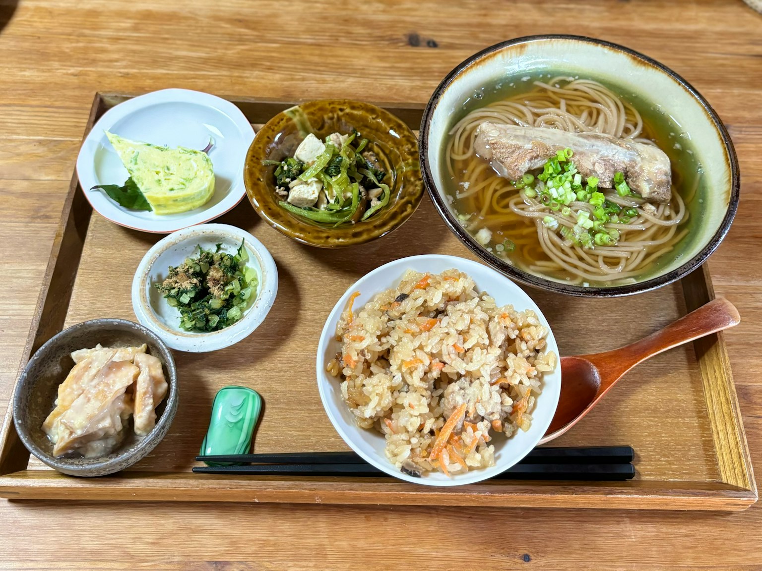 Set makanan Jepang yang lezat dengan mie soba hangat hidangan nasi ayam dan sayuran sampingan