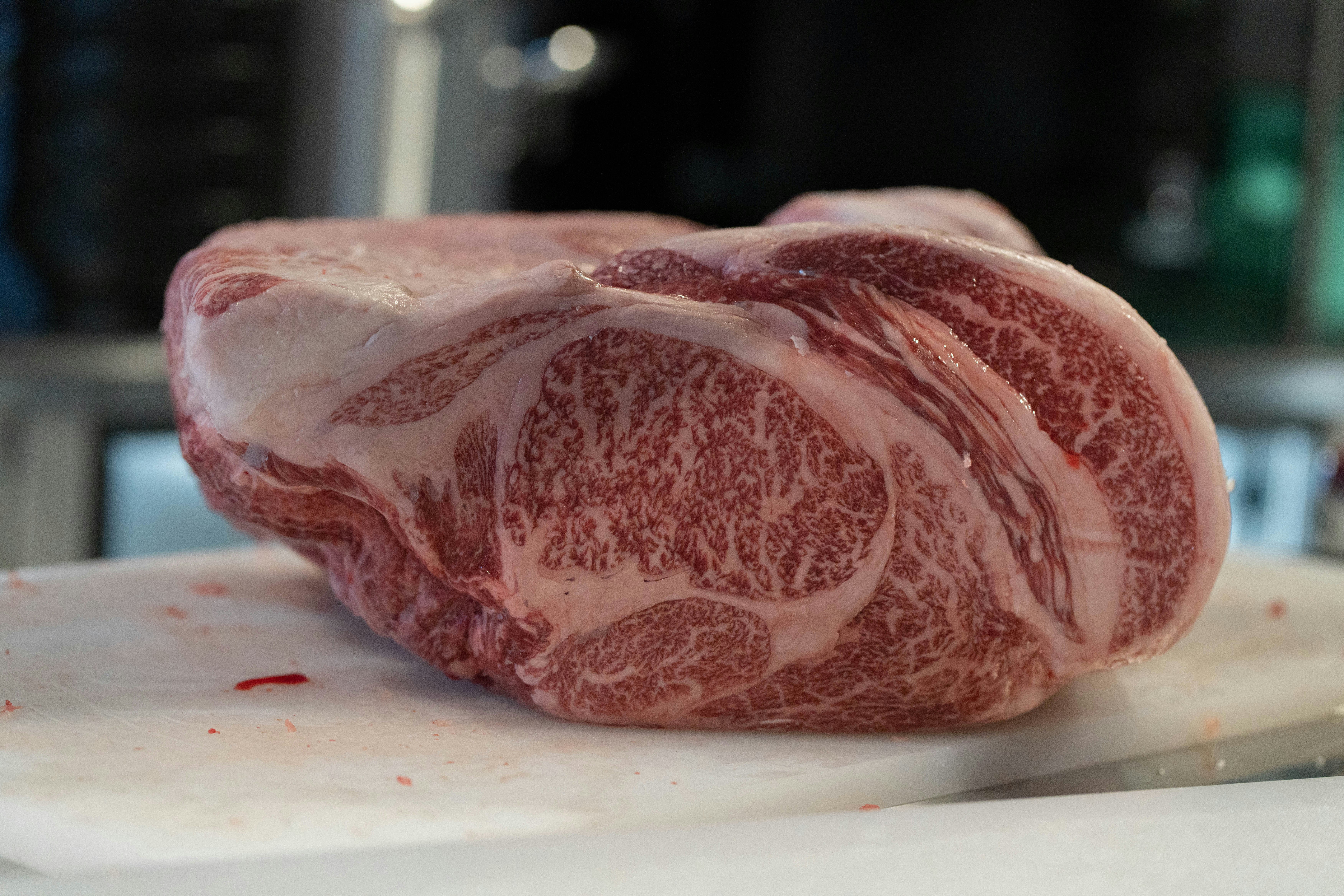 まな板の上にある霜降り肉の塊