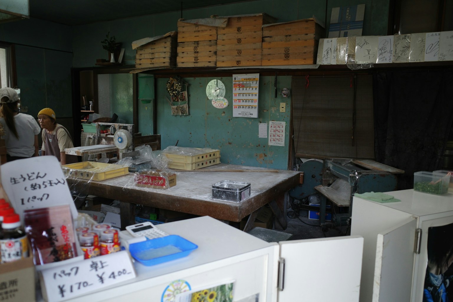 一家旧商店的内部，有桌子和冰箱
