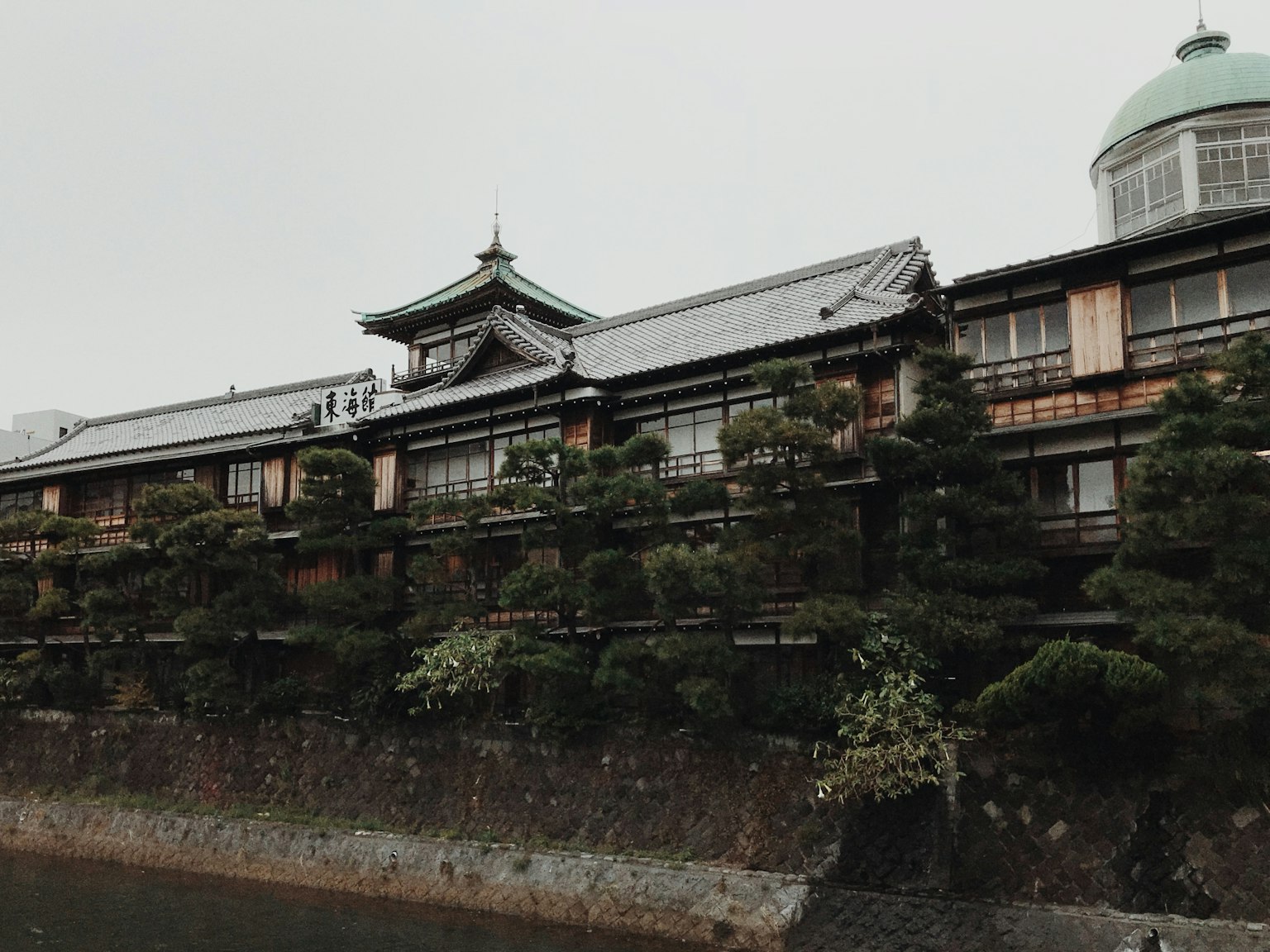Edificio japonés tradicional con vista al jardín