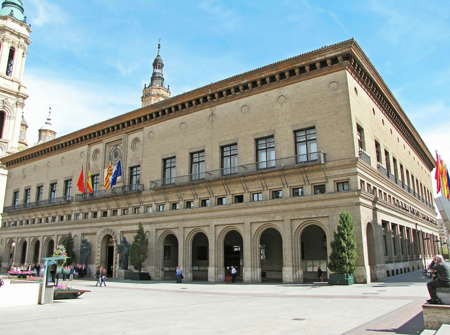 Bâtiment historique à Saragosse Espagne avec des drapeaux et des détails architecturaux