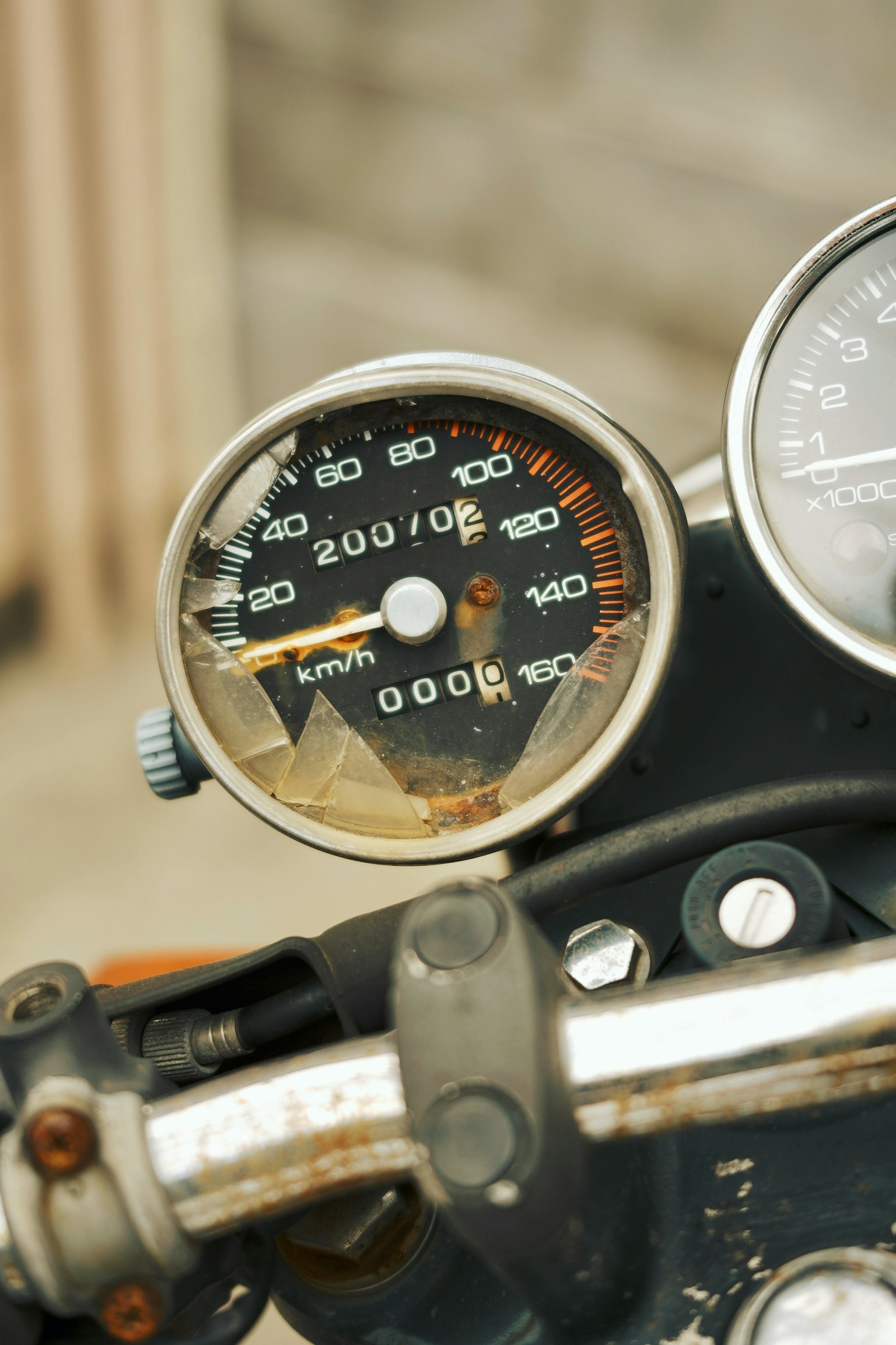 Nahaufnahme eines Motorradgeschwindigkeitsmessers und Lenkers mit Geschwindigkeits- und Distanzanzeigen
