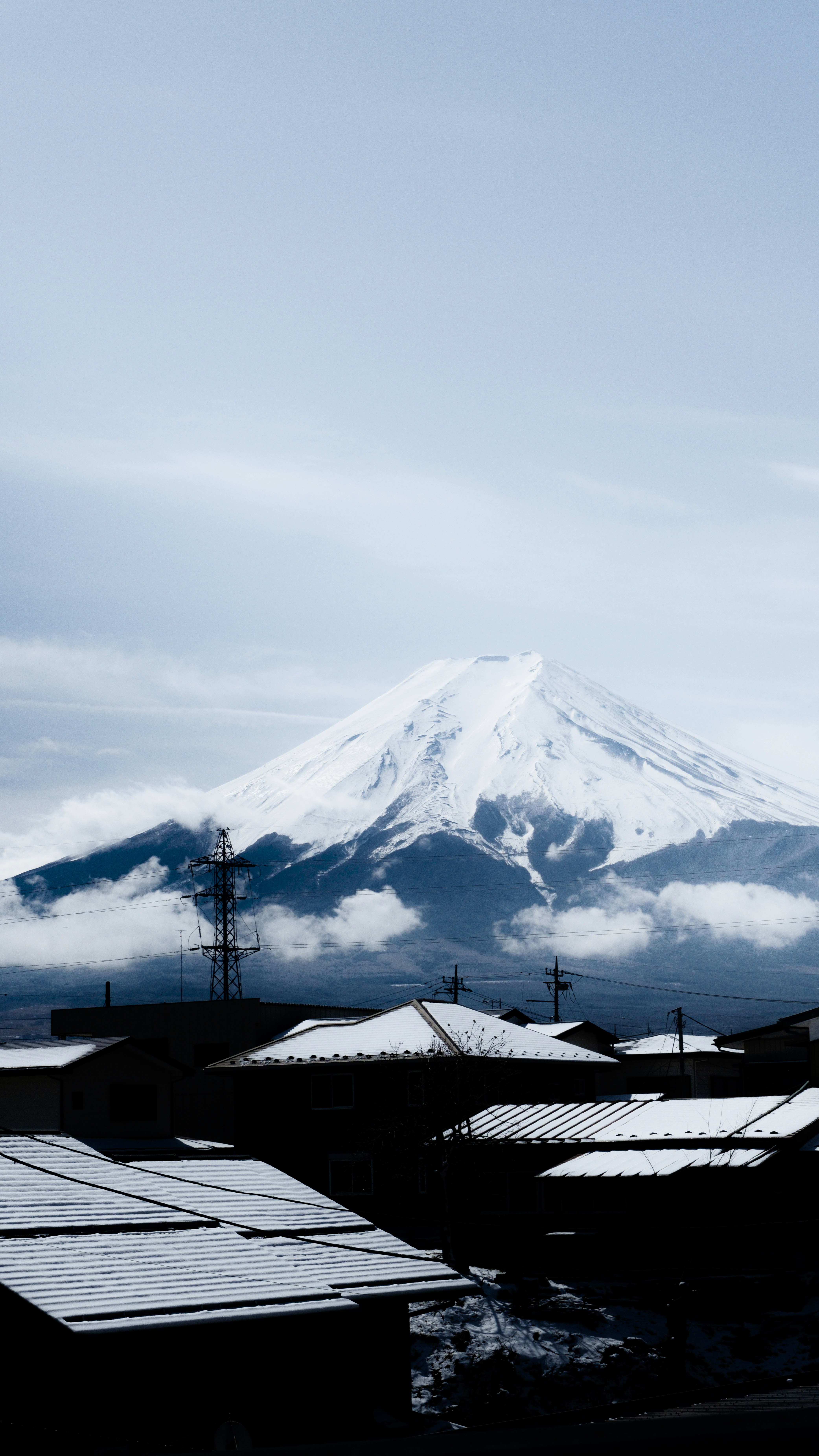 屋頂上方可見的白雪山峰與雲層