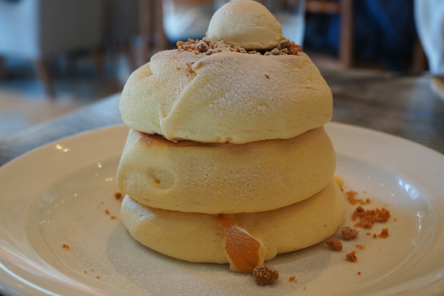 Pancake soffici a tre strati con crema e briciole