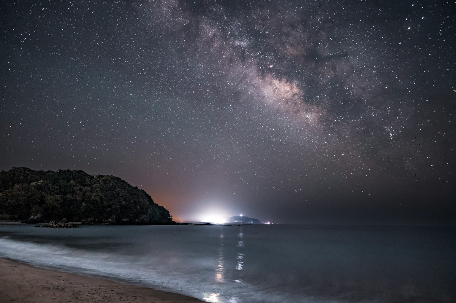 Vista spettacolare della Via Lattea sotto una costa e un cielo stellato