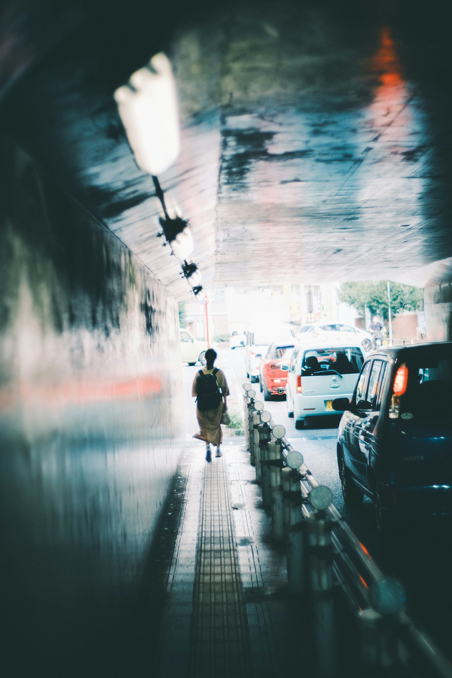 隧道內走路的人與經過的汽車