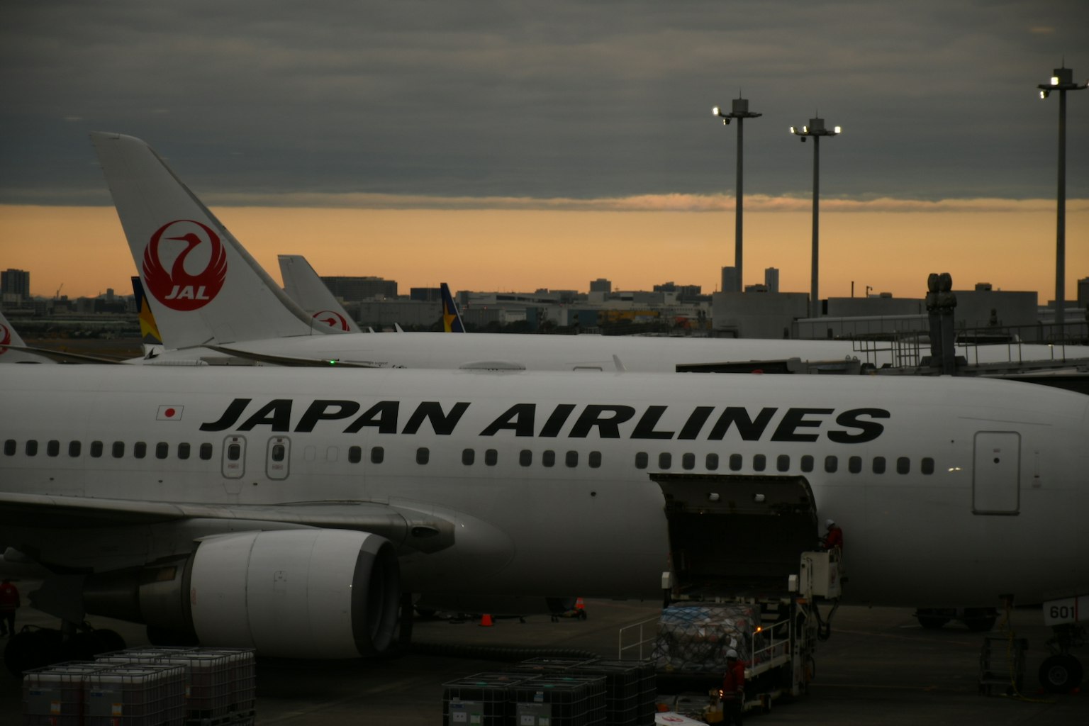 Máy bay Japan Airlines đậu dưới bầu trời hoàng hôn