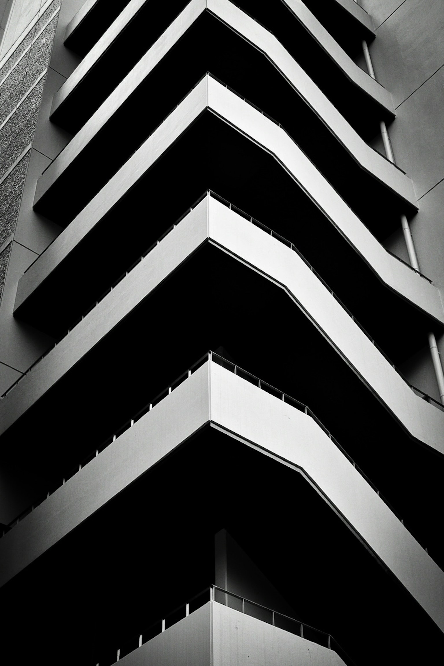 建筑外观，特色为黑白色的锯齿形阳台